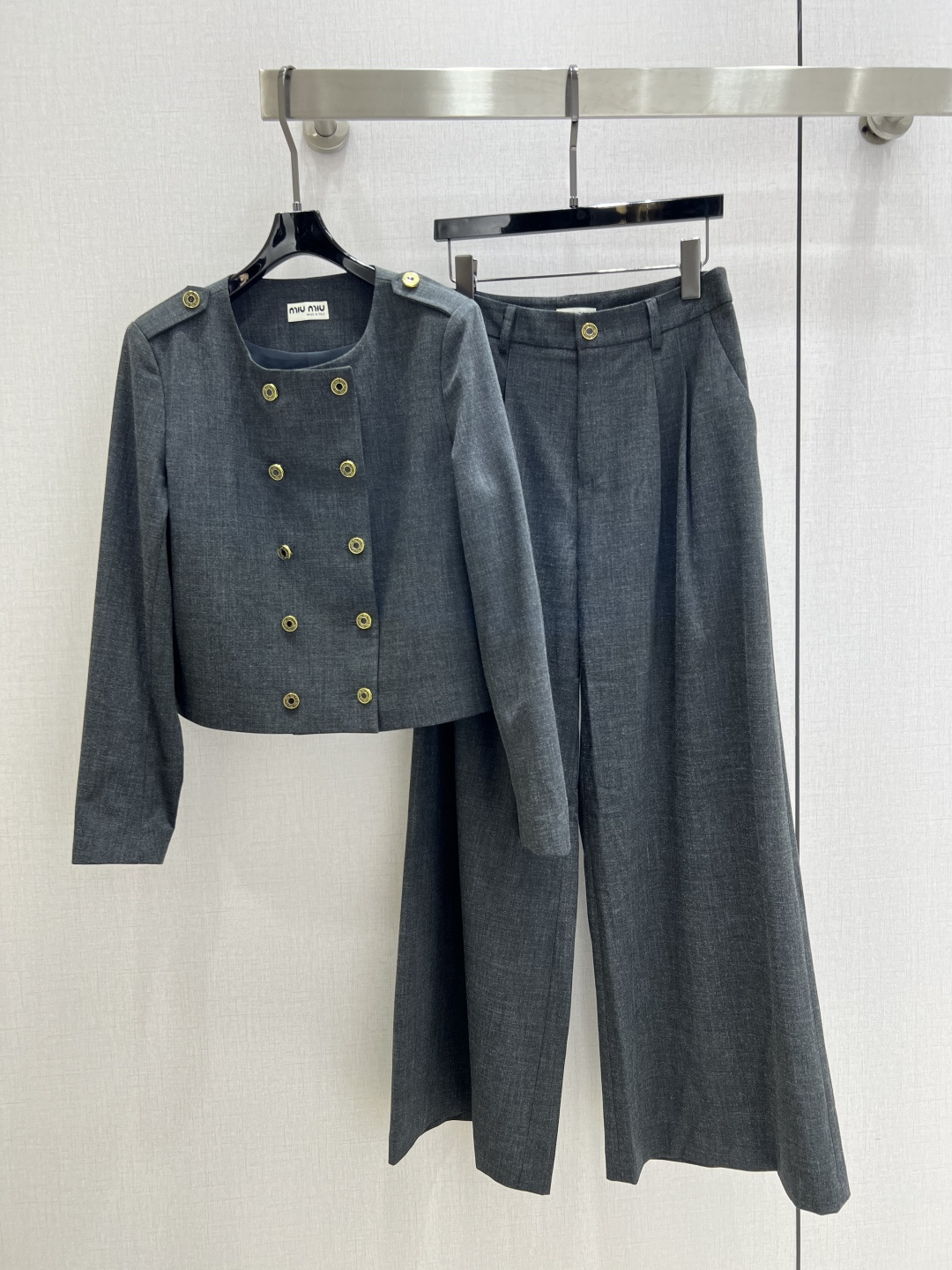 NO:536662,Highly recommended MIU*2025 early autumn new style, double-breasted round-neck trousers set, there is no reason to reject it. Ke AKI's style, three-dimensional logo design, daily commuting wear is very OK, not picky about occasions. The sense of layering is richer, and the small details are too important. It's no problem to accommodate all kinds of figures. One color SML code, high-quality ABC,,miumiu,alexander wang19860909强烈推荐 MIU*2025早秋新款 双排扣圆领长裤套装 没有理由可以拒绝它.可A可飒的风格,立体logo设计 日常通勤穿什么的都是很OK的,不挑场合的.层次感更加丰富,满满小细节太加分了.包容各种身材都不在话下 一个色 SML码 高品质ABC,,miumiu,alexander wang,Women's clothing