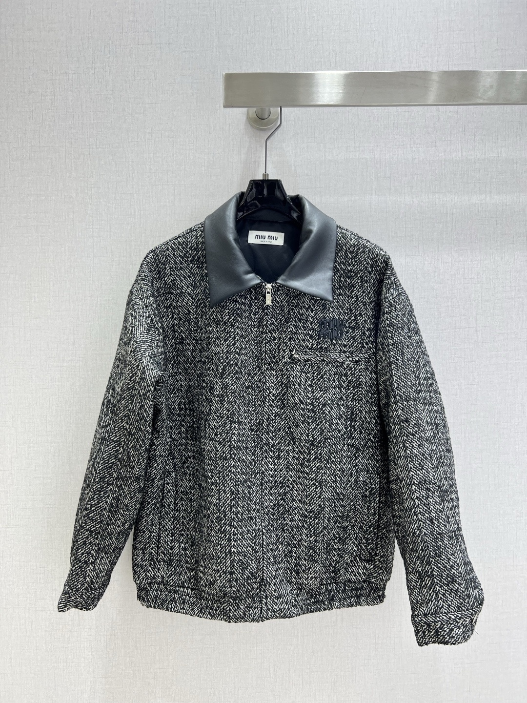 NO:536668,Highly recommended MIU*2025 early autumn new style, lapel braided long-sleeved jacket, classic design, exquisite and capable and decent upper body, and it is easy to match!  The customized imported fabric is quite crisp and stylish, full of high-end feel. It is full of texture and fashionable. It is recommended to buy it!  Workmanship quality depends on details One color SML code High-quality ABC, miumiu, jackets & coats, alexander wang19860909强烈推荐 MIU*2025早秋新款 翻领编织长袖外套 经典款设计 上身精致又干练得体,搭配起来随心应手！定制的进口面料挺括有型 满满的高级感.质感十足,时尚潮流 ,推荐入手！ 做工品质看细节 一个色 SML码 高品质ABC,,miumiu,jackets & coats,alexander wang,Women's clothing