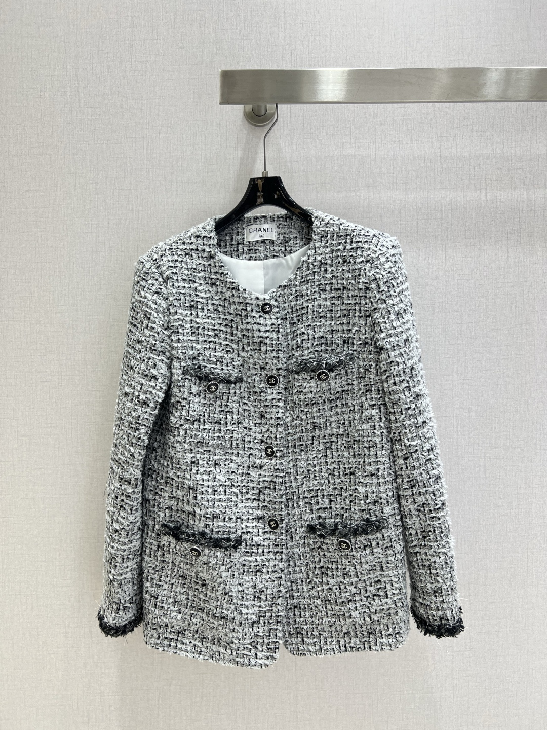 NO:536676,Highly recommended CHA*2025 early autumn new style, round neck braided long-sleeved jacket, classic styling jacket, I fell in love with it at first sight, the style design can well modify the neck lines, the temperament of the upper body will be improved immediately, customized buttons, the upper body looks great, the color is super white, one color SML code, high-quality ABC,, jackets & coats, alexander wang19860909强烈推荐 CHA*2025早秋新款 圆领编织长袖外套 经典造型外套 一眼就爱上了,版型设计能很好的修饰颈部线条,上身气质立马提升,定制纽扣,版型上身巨好看,颜色超显白 一个色 SML码 高品质ABC,,jackets & coats,alexander wang,Women's clothing