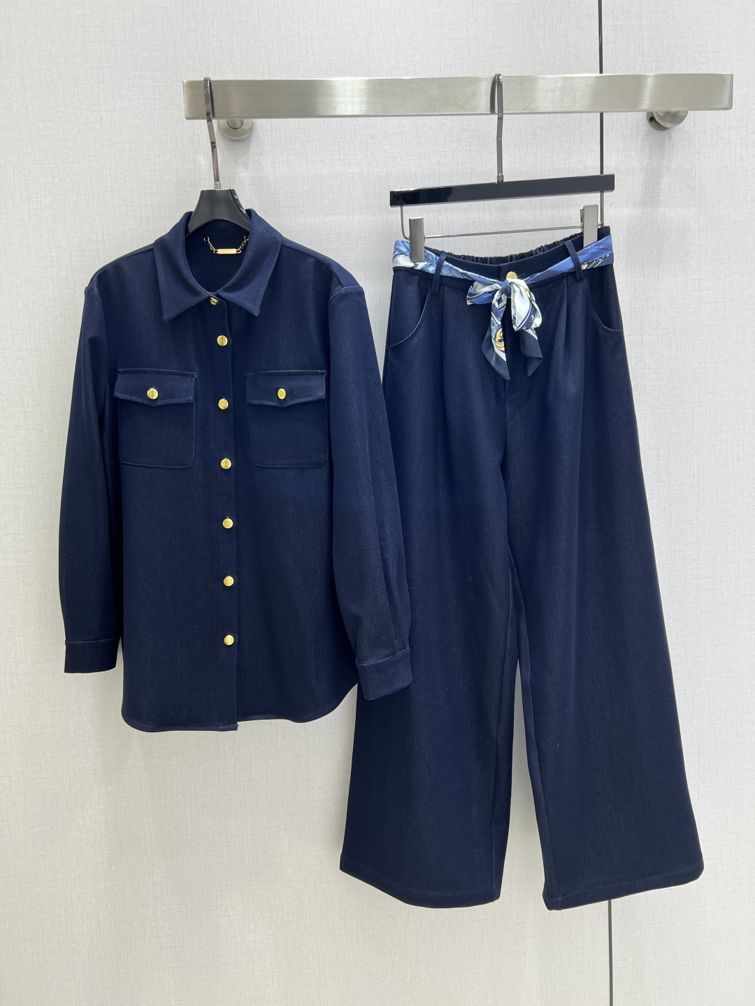 NO:536648,Highly recommended FEN*2025 early autumn new style, double pocket lapel long sleeve shirt, scarf, straight trousers, separate batches of high-end products~ Super fashionable new denim jeans, fermented and washed individual tone, cool and cool, custom high-quality twill cotton-washed denim fabric, with delicate texture and natural cotton, with both bone-skinned and soft, fermented and washed colors that are not picky about people, super beautiful!  The details are super good, new products are unboxed and bought in stock. One color SML code. High quality, fendi,shirts,alexander wang19860909强烈推荐 FEN*2025早秋新款 双口袋翻领长袖衬衫丝巾直筒长裤 分开批高版出品~超时髦新款丹宁牛仔 酵洗个性色调上身又酷又飒爽 采用定制高品质斜纹棉质水洗牛仔面料,纹理细腻,棉感自然,既有筋骨感又不失柔软,酵洗色不挑人的经典色,超级漂亮！细节做工超级好,新品现货开箱开抢 一个色 SML码 高品质,,fendi,shirts,alexander wang,Women's clothing