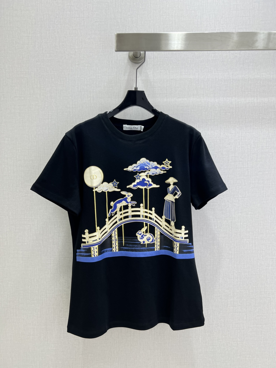 NO:546133,Highly recommended DIO*2025 early autumn new Oriental element printed short-sleeved T-shirt. Customized YB native cotton material, high-grade texture, soft and comfortable. Regular short-sleeved T-shirt cut, made of heavyweight cotton, slightly stretchy. It presents a slimming visual effect. The body is decorated with oriental elements such as bridges, jade rabbits, auspicious clouds and so on.  , combined into a rich and coordinated new Chinese style pattern, the letter logo in line with the brand tone echoes back and forth, similar to the moonlight to fit the autumn atmosphere, the fairy style is unified and coordinated, the design sense is full, and it is colorful and fashionable when worn alone or worn inside. Customized surface accessories, two colors SML code, high quality ABC, dior, T-shirt, tees, t-shirt, alexander wang19860909强烈推荐 DIO*2025早秋新款 东方元素印花短袖T恤 定制YB原生全棉材质,质感高级,柔软舒适,常规短袖T恤裁剪,采用克重全棉制成,略带有弹力 呈现显瘦视觉效果,大身以桥玉兔祥云等东方元素装饰 ,组合成丰富协调的新中式风格图案,符合品牌调性的字母徽标前后呼应,近似月光贴合秋季氛围,仙气风格统一协调,设计感拉满,单穿内搭都出彩时髦.定制面辅料 两个色 SML码 高品质ABC,,dior,T-shirt,tees，t-shirt,alexander wang,Women's clothing