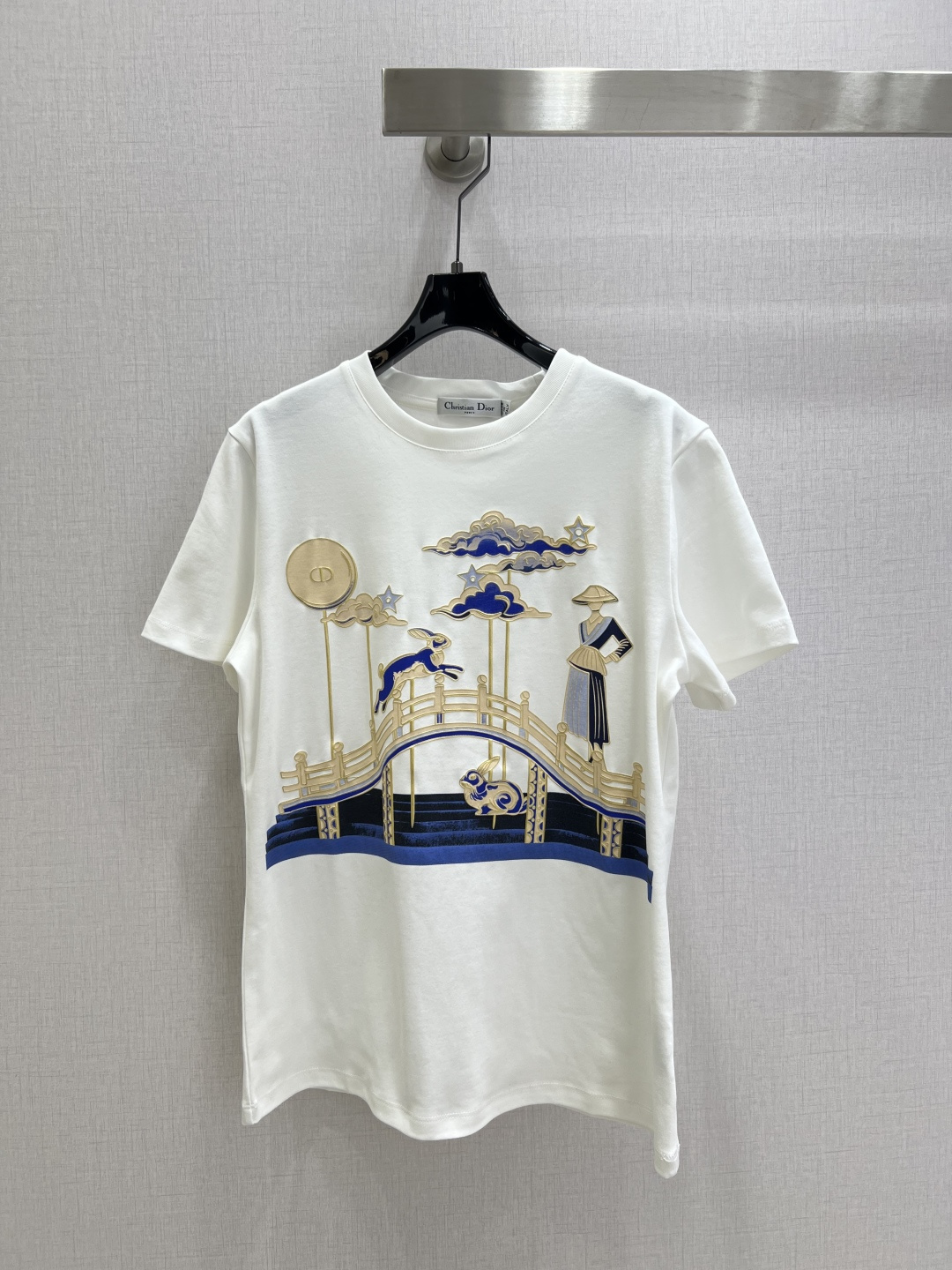 NO:546119,Highly recommended DIO*2025 early autumn new style Oriental element printed short-sleeved T-shirt Customized YB native cotton material, high-quality texture, soft and comfortable, regular short-sleeved T-shirt cut, made of gram-weight cotton, slightly elastic, presenting a slim visual effect, the large body is decorated with oriental elements such as bridge jade rabbit auspicious clouds, and combines into a rich and coordinated new Chinese style pattern. The letter logo that conforms to the brand tone echoes the front and back, which is similar to the moonlight to fit the autumn atmosphere, the fairy style is unified and coordinated, the design feels full, and the inner wear is brilliant and fashionable. Customized surface accessories, two colors SML codes High-quality ABC,,dior,T-shirt,tees,t-shirt,alexander wang19860909强烈推荐 DIO*2025早秋新款 东方元素印花短袖T恤 定制YB原生全棉材质,质感高级,柔软舒适,常规短袖T恤裁剪,采用克重全棉制成,略带有弹力 呈现显瘦视觉效果,大身以桥玉兔祥云等东方元素装饰 ,组合成丰富协调的新中式风格图案,符合品牌调性的字母徽标前后呼应,近似月光贴合秋季氛围,仙气风格统一协调,设计感拉满,单穿内搭都出彩时髦.定制面辅料 两个色 SML码 高品质ABC,,dior,T-shirt,tees，t-shirt,alexander wang,Women's clothing