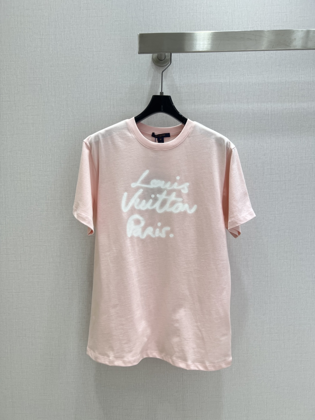 NO:546952,Highly recommended LV* early autumn new round neck printed short-sleeved T-shirt Customized YB mercerated cotton material breathable and comfortable, full texture. Regular short-sleeved T-shirt cutting highlights the brand style. Made of gram-weight pure cotton, full of drape and slim visual effect. The chest is restored by printing technology. The key colors depict the letters brighten the colors to create a three-dimensional luminous feeling. The flower brand logo pattern makes the fashionable and high-end feel immediately. Create a personal style. Fashionable and relaxed. The inner wear is brilliant and fashionable. One color. SML code. High-quality ABC1,,louis vuitton,T-shirt,tees,t-shirt,alexander wang.19860909强烈推荐 LV*早秋新款 圆领印花短袖T恤 定制YB丝光全棉材质 透气舒适 质感十足 常规短袖T恤裁剪 凸显品牌格调 采用克重纯棉制成 垂坠感十足 呈现显瘦视觉效果 胸前利用印花工艺还原色彩 重点色描绘字母提亮色打造立体发光感 花体品牌徽标图案 让时尚高级感立刻显现 打造个性风格 时髦松弛 单穿内搭都出彩时髦 一个色 SML码 高品质ABC1,,louis vuitton,T-shirt,tees，t-shirt,alexander wang,Women's clothing