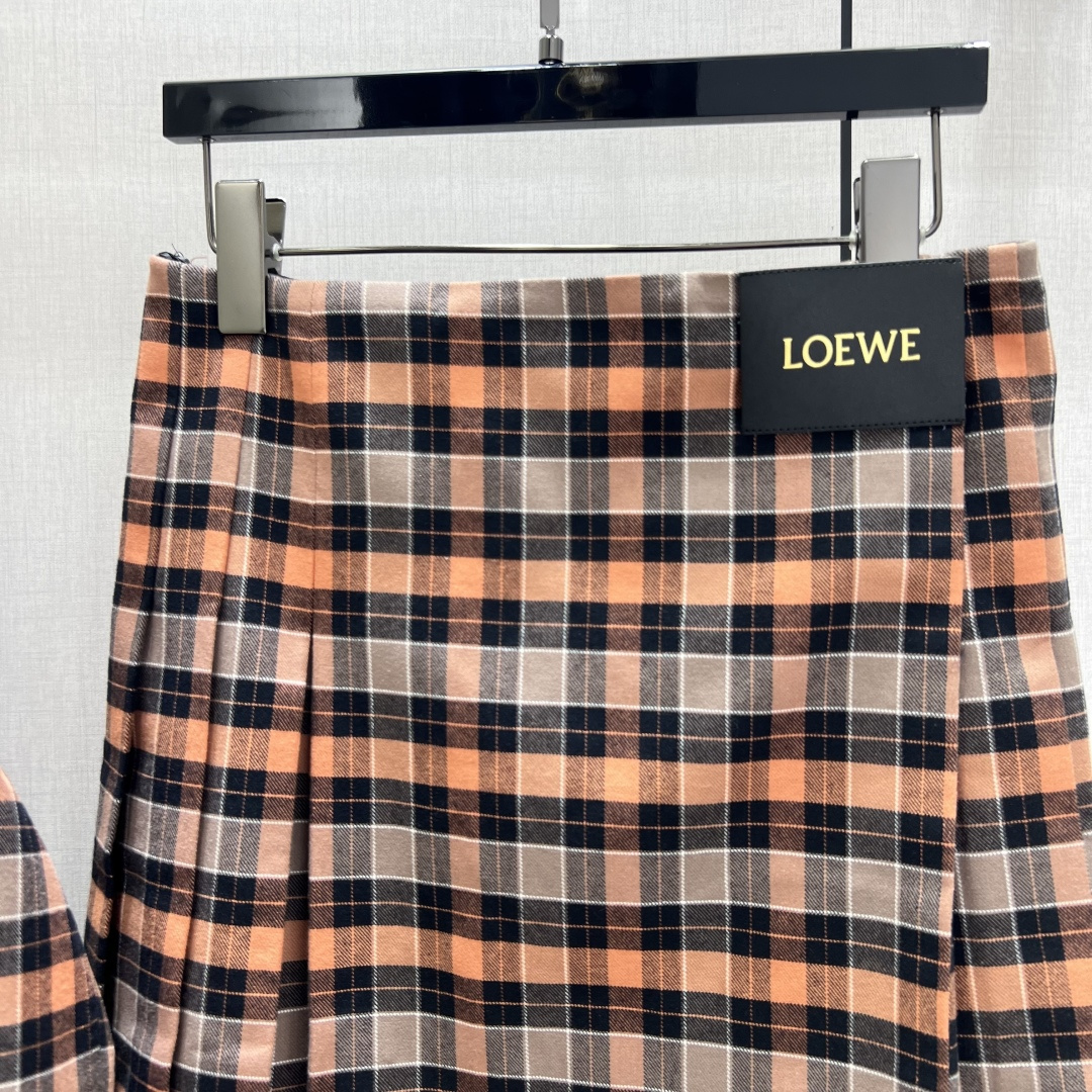 NO:546111,Highly recommended LOE*2025 early autumn new style, plaid pleated long skirt exclusively developed by yb!  High-end production!  The new product of the college style pattern is here again, easily creating a high-end outfit in the same color. Small girls are also super suitable. The draped straight style is not picky. The upper body is young and fashionable, and the girlish feel is suddenly revealed!  One color SMLXL code high quality ABC, loewe, skirts, alexander wang19860909强烈推荐 LOE*2025早秋新款 格纹压褶长半裙 独家yb开发！高版出品！学院风格纹新品又来啦,轻松打造同色系穿搭高级感满满~小个子妹子也超级合适,垂坠直筒版型又不会挑人,上身年轻又时髦,少女感一下子就出来了！一个色 SMLXL码 高品质ABC,,loewe,skirts,alexander wang,Women's clothing