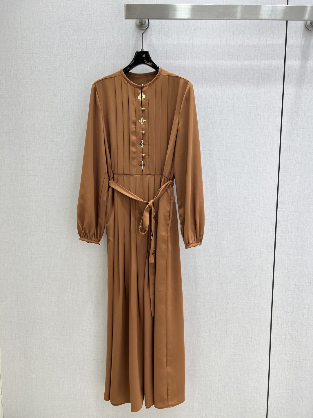 NO:546147,Highly recommended LV*2025 early autumn new style pleated gold button dress. The upper body is full of fashionable and high-end. It has a huge style and has its own aura. The ultra-light fabric has a very nice texture. It is fashionable and advanced. The color is super positive. The upper body is white and slim. A classic series with its own beauty. The upper body is full of aura when walking. The length is just right. One color SMLXL code. High quality ABC, Louis Vuitton, skirts, alexander wang19860909强烈推荐 LV*2025早秋新款 压褶金扣连衣裙 上身就是满满的时髦高级感 巨拉风 自带气场 超轻薄面料 质感很奈斯 时髦又高级 颜色超级正 上身显白又显瘦 自带美感的经典系列 走路都带风上身气场全开 长度恰到好处 一个色 SMLXL码 高品质ABC,,louis vuitton,skirts,alexander wang,Women's clothing