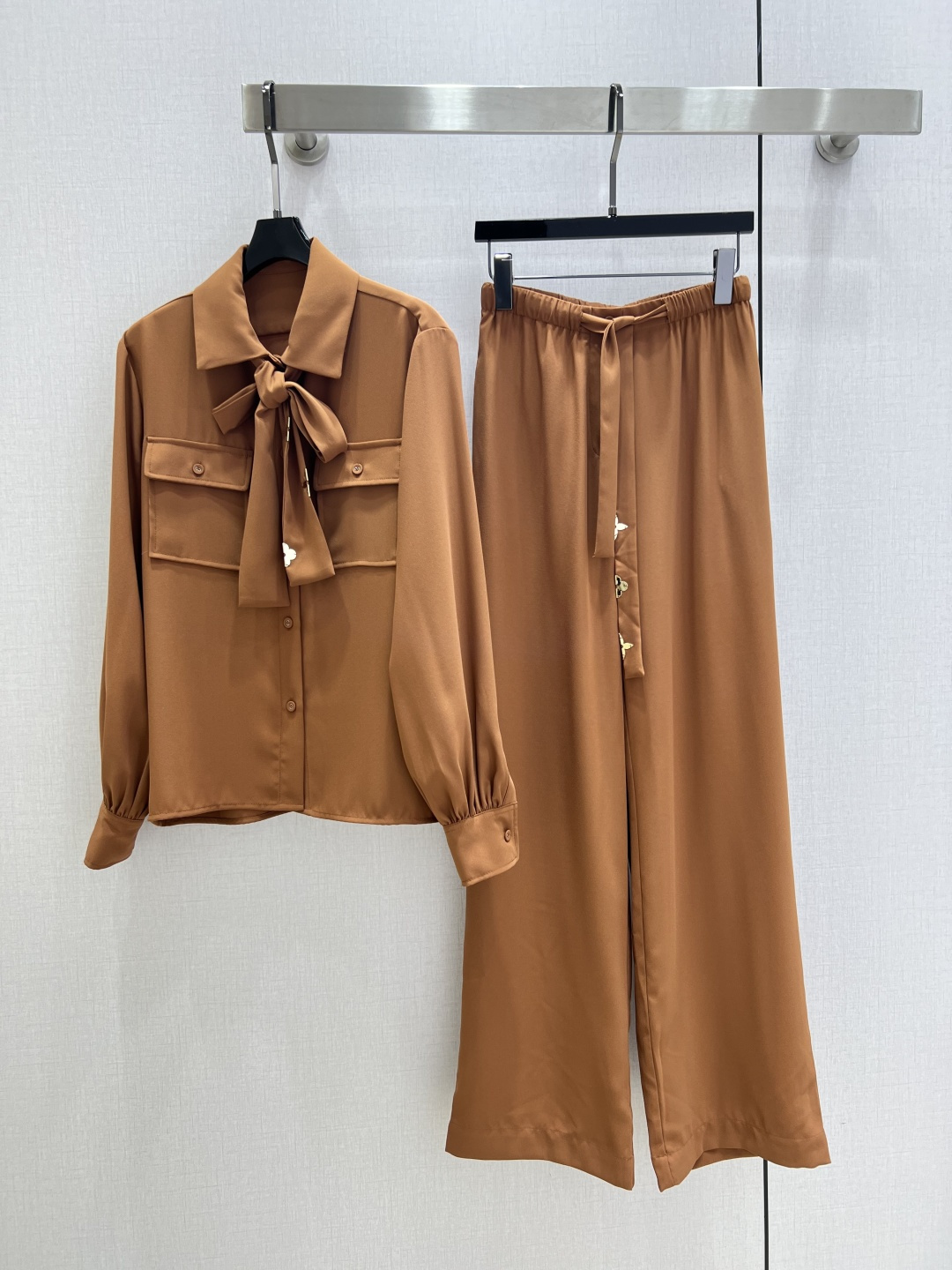 NO:546092,Highly recommended LV*2025 early autumn new style, double pocket shirt, scarf, trousers suit, high-end and elegant, full of high-end outfit, innovative fabric, light and soft, and the real thing is very good!  The upper body is fashionable and versatile, beautiful!  Two colors SMLXL code high quality ABC, louis vuitton,shirts,alexander wang19860909强烈推荐 LV*2025早秋新款 双口袋衬衫丝巾长裤套装 高级大气 满满的穿搭高级感 创新面料 轻盈柔软 实物非常赞！上身洋气百搭,美美哒！两个色 SMLXL码 高品质ABC,,louis vuitton,shirts,alexander wang,Women's clothing