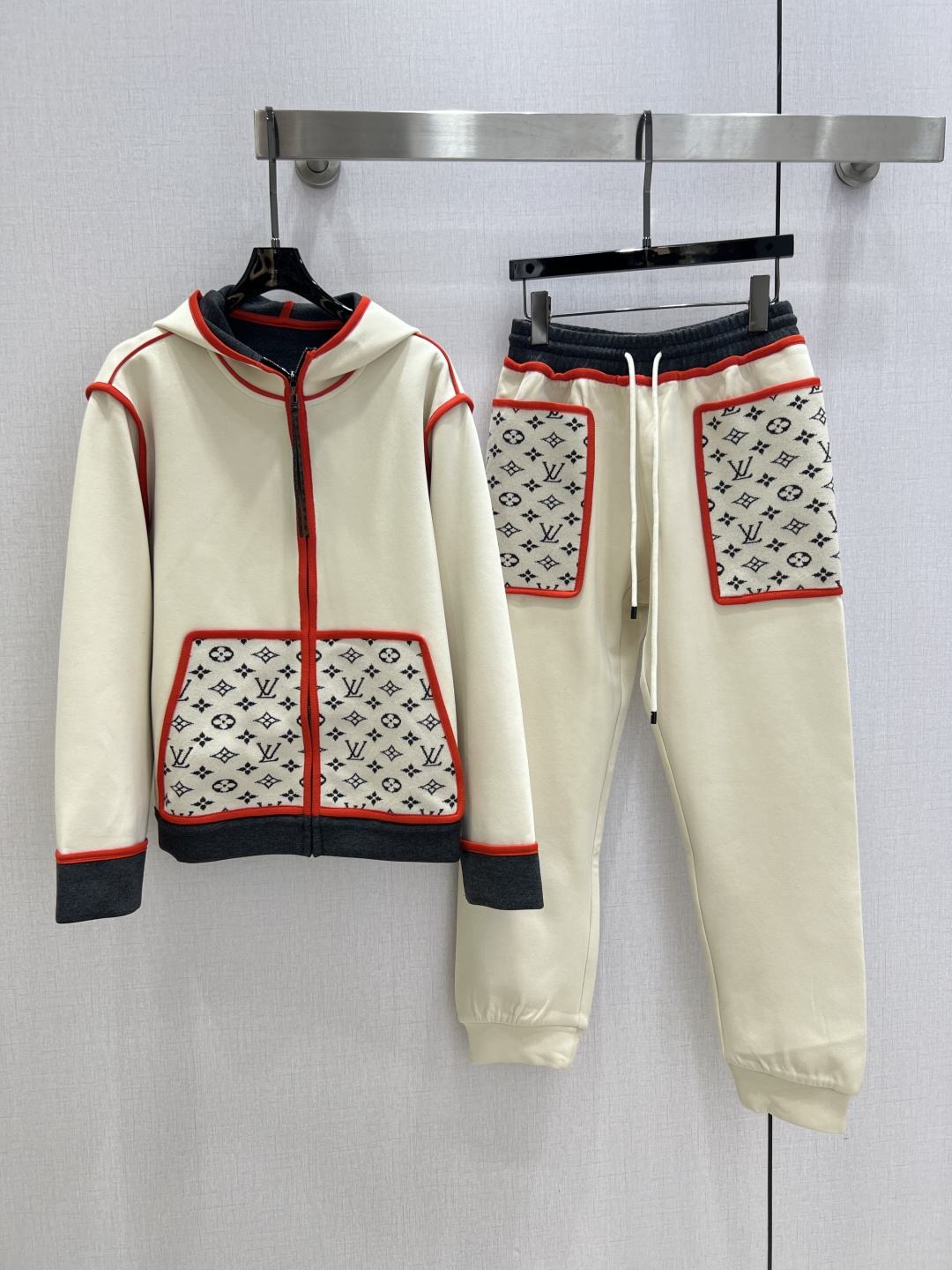 NO:548512,Highly recommended LV* new autumn and winter style hooded pocket printed trousers set, old-fashioned printed fabric splicing decoration, casual and generous three-color SML code, high-quality ABC,,louis vuitton,hats,alexander wang19860909强烈推荐 LV*秋冬新款 连帽口袋印花长裤套装 老花印花面料拼接装饰 休闲大方 三个色SML码 高品质ABC,,louis vuitton,hats,alexander wang,Women's clothing