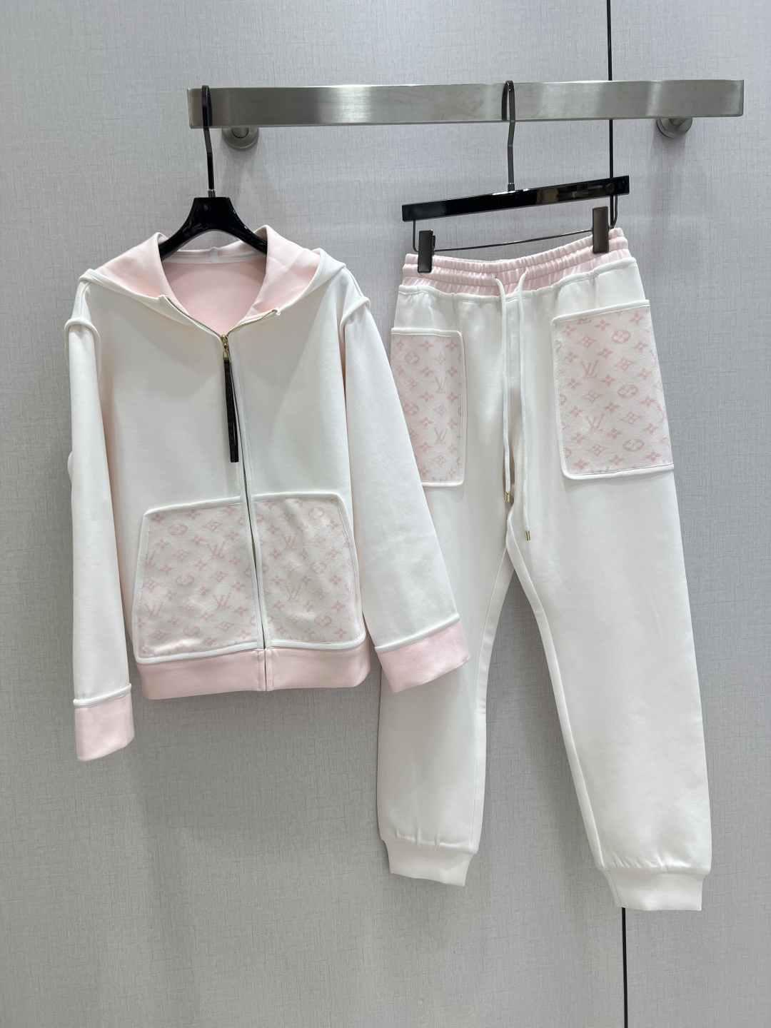 NO:548497,Highly recommended LV* new autumn and winter hooded pocket printed trousers suit, presbyopia printed fabric splicing decoration, casual and elegant, three colors SML code, high quality ABC, Louis Vuitton, hats, alexander wang19860909强烈推荐 LV*秋冬新款 连帽口袋印花长裤套装 老花印花面料拼接装饰 休闲大方 三个色SML码 高品质ABC,,louis vuitton,hats,alexander wang,Women's clothing