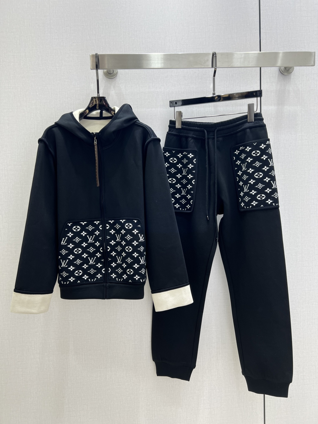NO:548505,Highly recommended LV* new autumn and winter style hooded pocket printed trousers set, old-fashioned printed fabric splicing decoration, casual and generous three-color SML code, high-quality ABC,,louis vuitton,hats,alexander wang19860909强烈推荐 LV*秋冬新款 连帽口袋印花长裤套装 老花印花面料拼接装饰 休闲大方 三个色SML码 高品质ABC,,louis vuitton,hats,alexander wang,Women's clothing