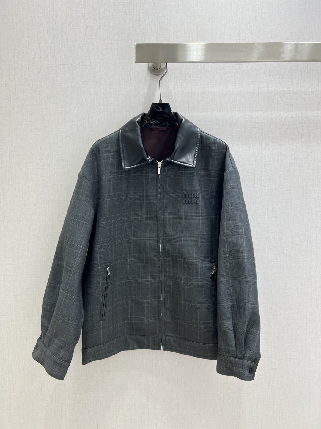 NO:549080,Highly recommended MIU* 2025 autumn and winter new style plaid lapel zipper jacket Grey gray is very high-end low-key and textured Customized plaid fabric Thick and broad textured plaid method Super textured It is OK to wear a set of matches or separates one color SML code High-quality ABC, miumiu, jackets & coats, alexander wang19860909强烈推荐 MIU*2025秋冬新款 格纹翻领拉链外套 格雷灰很高级 低调又显质感 定制的格纹面料 比较厚实挺阔的质感 对格做法 超级显质感 一套搭配或者分开穿都OK 一个色 SML码 高品质ABC,,miumiu,jackets & coats,alexander wang,Women's clothing