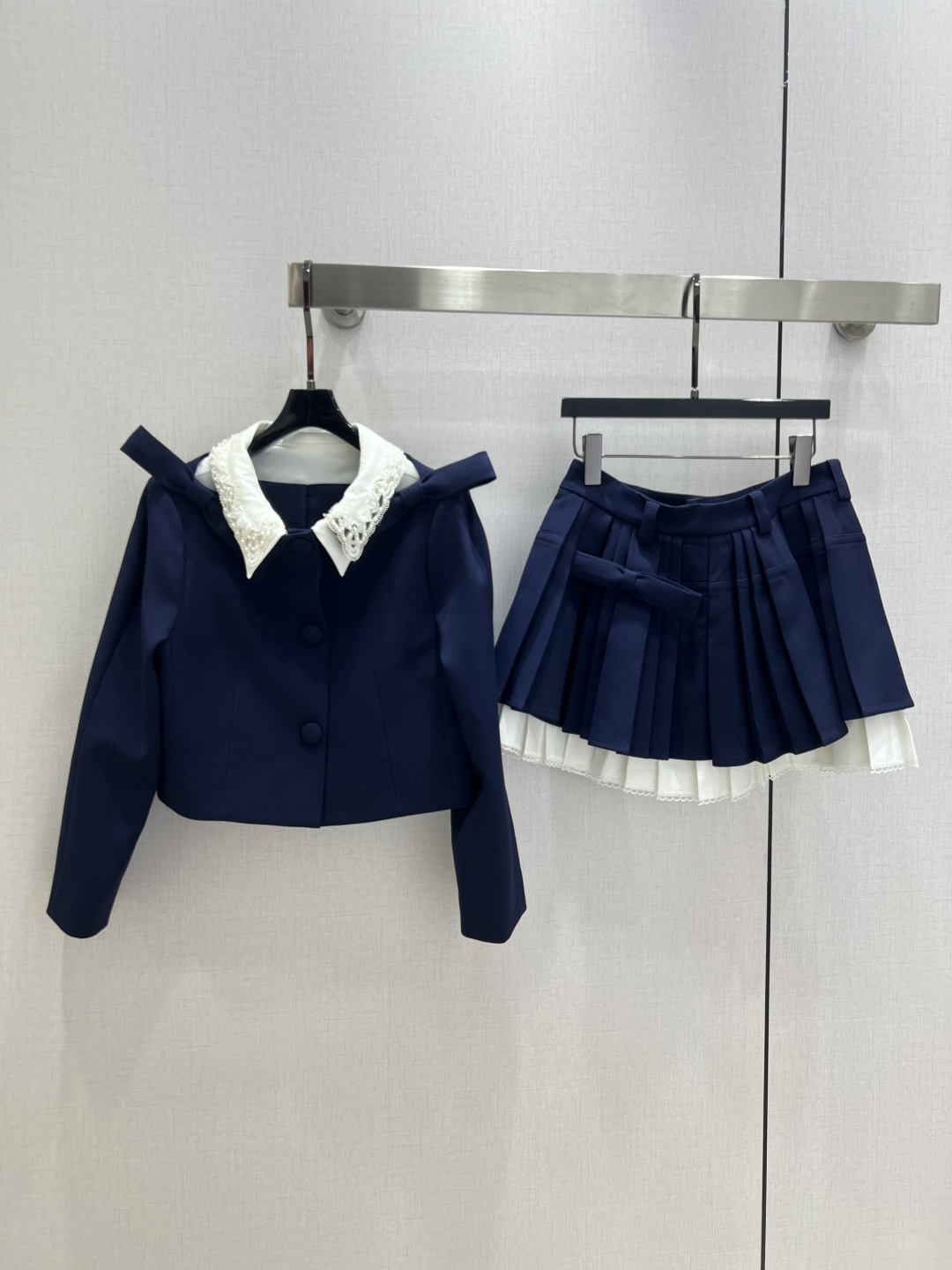 NO:550300,Highly recommended MIU*2025 autumn and winter new product, bow short jacket, heavy industry embroidered neckline design, super age-reducing, imported worsted fabric, fashionable nerd and literary girls must-have items, inner safety pants design, anti-exposure, long-legged artifact, sweet and salty temperament, versatile and not picky, mix and match when seasons alternate, super retro and fashionable, one color, SML code, high-quality ABC,,miumiu, jackets & coats,alexander wang19860909强烈推荐 MIU*2025秋冬新品 蝴蝶结短款外套 重工绣花领口设计超级减龄 进口精纺面料质感超赞 时髦书呆子文艺少女必入单品 内里安全裤设计防走光 大长腿神器绝绝子 可甜可盐气质百搭不挑人 季节交替时混搭超复古时髦 一个色 SML码 高品质ABC,,miumiu,jackets & coats,alexander wang,Women's clothing