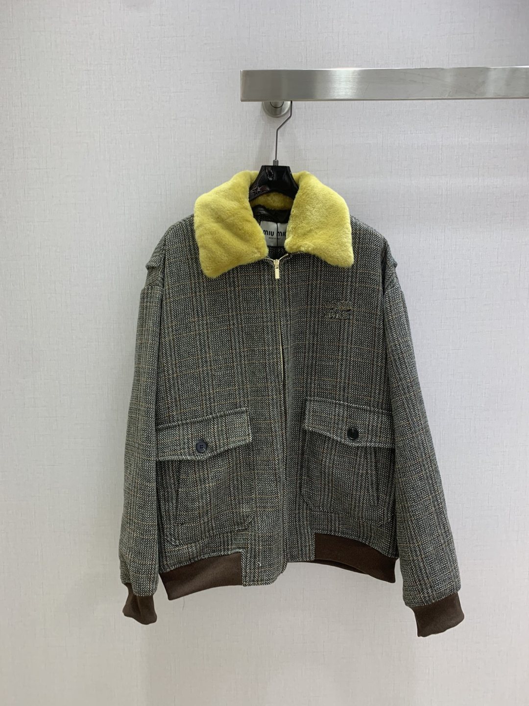 NO:550305,Highly recommended MIU* 2025 autumn and winter new style, removable fur double-layer collar plaid jacket, a winter retro atmosphere, fashionable and age-reducing, super-right Miao style outfit Look Customized wool plaid fabric, plaid details, wool collar can be removed, two ways to wear, silhouette and tailoring, very hidden flesh, can be worn alone or with a skirt in the same series, 1 color, SML code, high-quality ABC,,miumiu, skirts, jackets & coats,alexander wang19860909强烈推荐 MIU*2025秋冬新款 可拆卸皮毛双层领子格子外套 一股冬日复古气息 时髦减龄 超正的缪系穿搭Look 定制的羊毛格子面料 对格做法细节 毛领可以拆卸 两种穿法 廓形感剪裁版型 很藏肉 可以单穿或者搭配同系列半裙一套穿 1个色 SML码 高品质ABC,,miumiu,skirts,jackets & coats,alexander wang,Women's clothing