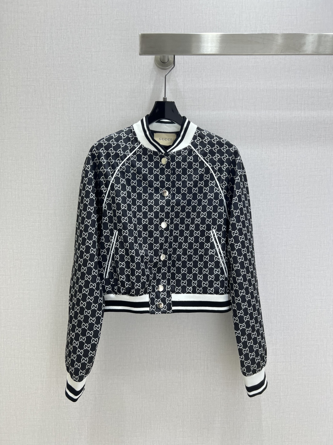 NO:562706,Highly recommended GUC* 2025 new autumn and winter all-over printed baseball uniform jacket, classic and stylish, has its own aura, the fabric texture is very nice, fashionable and high-end, the color is super positive, the upper body is white and slim, it has a cool and handsome series, the upper body is full of aura when walking, the length is just right, easy to control, two colors SML code, high quality ABC,,gucci,jackets & coats,alexander wang19860909强烈推荐 GUC*2025秋冬新款 满印棒球服外套 经典又有型 自带气场 面料质感很奈斯 时髦又高级 颜色超级正 上身显白又显瘦 自带酷帅感的系列 走路都带风上身气场全开 长度恰到好处 轻松驾驭 两个色 SML码 高品质ABC,,gucci,jackets & coats,alexander wang,Women's clothing