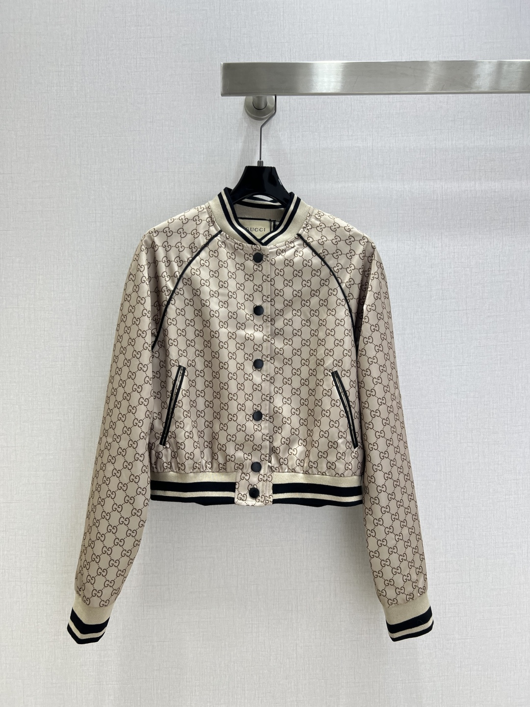 NO:562716,Highly recommended GUC* 2025 new autumn and winter all-over printed baseball uniform jacket, classic and stylish, has its own aura, the fabric texture is very nice, fashionable and high-end, the color is super positive, the upper body is white and slim, it has a cool and handsome series, the upper body is full of aura when walking, the length is just right, easy to control, two colors SML code, high quality ABC,,gucci,jackets & coats,alexander wang19860909强烈推荐 GUC*2025秋冬新款 满印棒球服外套 经典又有型 自带气场 面料质感很奈斯 时髦又高级 颜色超级正 上身显白又显瘦 自带酷帅感的系列 走路都带风上身气场全开 长度恰到好处 轻松驾驭 两个色 SML码 高品质ABC,,gucci,jackets & coats,alexander wang,Women's clothing