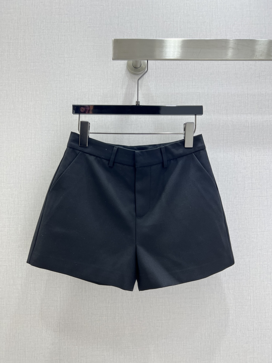 NO:562688,Highly recommended GUC*2025 new autumn and winter pocket zipper shorts. Contains 20 wool. Very high-end imported texture. Look at the details carefully. The color is super correct and the upper body is very cool. Clean and classy. Improves temperament~~ Completely in accordance with the level of haute couture. Can’t help but love. Temperament MM must buy. One color SMLXL code. High quality ABC,,gucci,shorts,alexander wang19860909强烈推荐 GUC*2025秋冬新款 口袋拉链短裤 含20羊毛 非常高级的进口质地 仔细看细节 颜色超正上身非常飒爽 干净有品 提气质~~完全按照高定成衣水准 无法不爱 气质MM必入 一个色 SMLXL码 高品质ABC,,gucci,shorts,alexander wang,Women's clothing