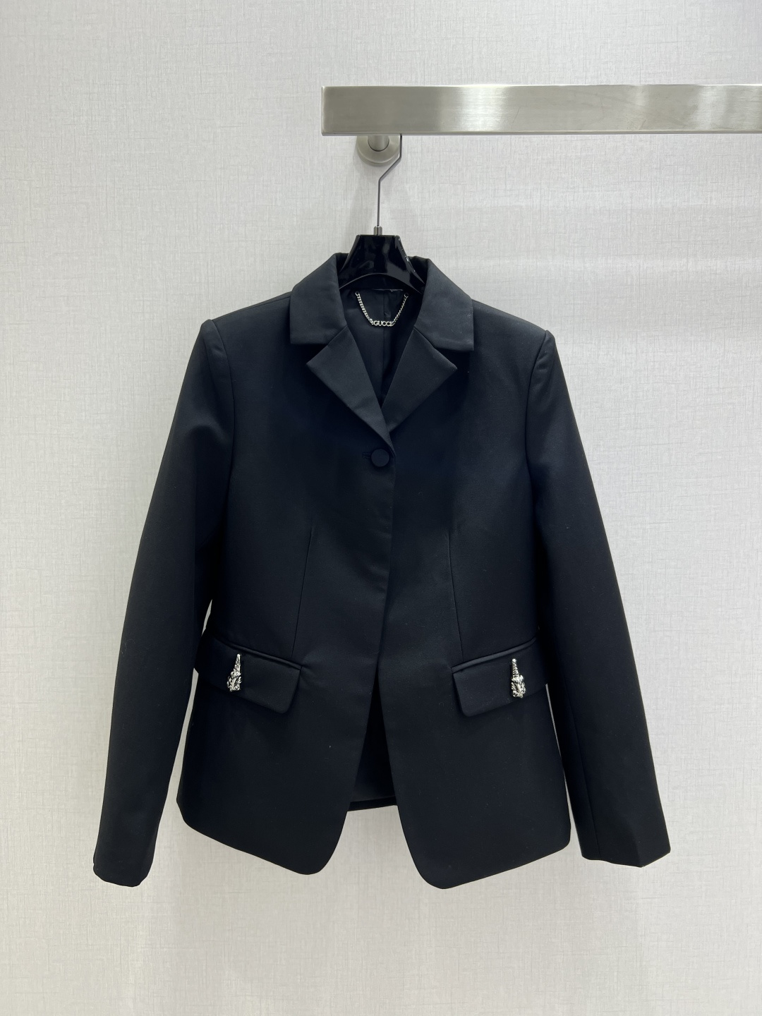 NO:562691,Highly recommended GUC* 2025 new autumn and winter style lapel double pocket suit jacket. Contains 20% wool. Very high-end imported texture. Pay close attention to the details. The color is super correct and the upper body is very cool. Clean and classy. Improves temperament~~ Completely in accordance with the level of haute couture. Can't help but love it. Temperament MM must buy. One color SMLXL code. High quality ABC, gucci, jackets & coats, business suit, alexander wang19860909强烈推荐 GUC*2025秋冬新款 翻领双口袋西装外套 含20羊毛 非常高级的进口质地 仔细看细节 颜色超正上身非常飒爽 干净有品 提气质~~完全按照高定成衣水准 无法不爱 气质MM必入 一个色 SMLXL码 高品质ABC,,gucci,jackets & coats,business suit,alexander wang,Women's clothing