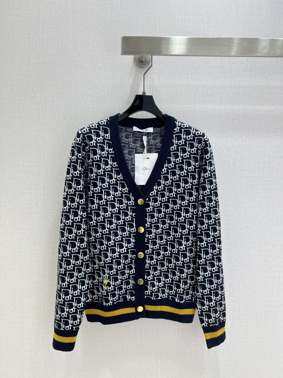 NO:562690,Highly recommended DIO* 2025 new autumn and winter full-print cardigan sweater jacket wool, delicate and soft texture. Classic age-reducing item!  The pattern doesn’t make your upper body look slimmer!  A perfect item that Bai Fumei must buy. The texture is superb and the workmanship is perfect!  Grab the spot now and get the big orders!  Two colors SML code high quality ABC,,dior,jackets & coats,sweaters,alexander wang19860909强烈推荐 DIO*2025秋冬新款 满印开衫毛衣外套 羊毛 质感细腻软糯.经典减龄单品！版型不挑人上身巨显瘦！白富美必收的完美单品.质感超赞完美做工品质！现货开抢 大单子甩过来！两个色 SML码 高品质ABC,,dior,jackets & coats,sweaters,alexander wang,Women's clothing