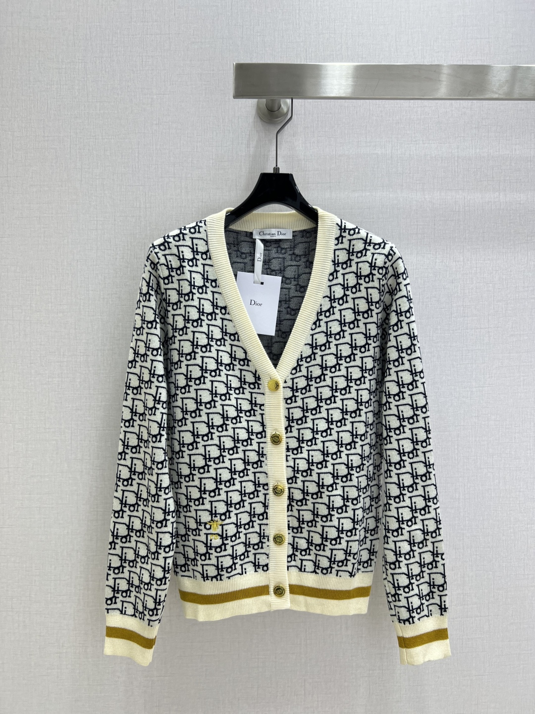 NO:562697,Highly recommended DIO* 2025 new autumn and winter full-print cardigan sweater jacket wool, delicate and soft texture. Classic age-reducing item!  The pattern doesn’t make your upper body look slimmer!  A perfect item that Bai Fumei must buy. The texture is superb and the workmanship is perfect!  Grab the spot now and get the big orders!  Two colors SML code high quality ABC,,dior,jackets & coats,sweaters,alexander wang19860909强烈推荐 DIO*2025秋冬新款 满印开衫毛衣外套 羊毛 质感细腻软糯.经典减龄单品！版型不挑人上身巨显瘦！白富美必收的完美单品.质感超赞完美做工品质！现货开抢 大单子甩过来！两个色 SML码 高品质ABC,,dior,jackets & coats,sweaters,alexander wang,Women's clothing