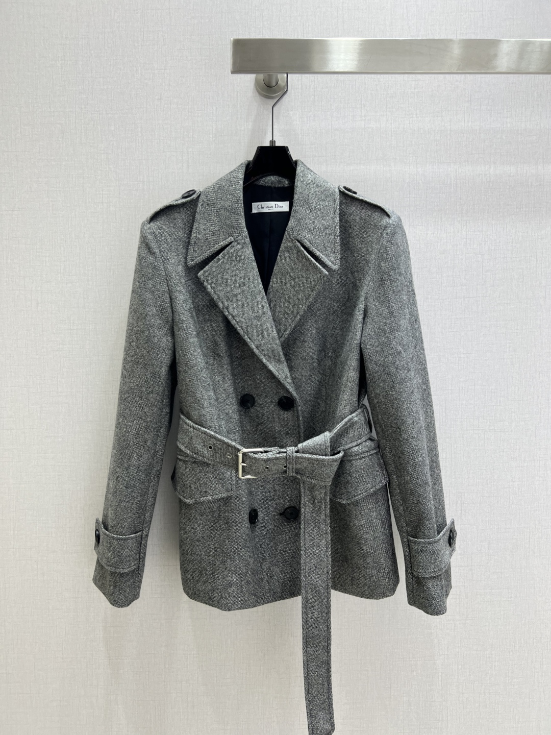 NO:562703,Highly recommended DIO* 2025 new autumn and winter woolen double-breasted suit jacket. Very high-end imported texture. Pay close attention to the details. The color is super correct and the upper body is very cool. Clean and classy. It enhances the temperament~~ It is completely in accordance with the standard of high-end ready-to-wear. It is impossible not to love it. Temperament MM must buy it. One color SML code. High-quality ABC, dior, jackets & coats, business suit, alexander wang19860909强烈推荐 DIO*2025秋冬新款 毛呢双排扣西装外套 非常高级的进口质地 仔细看细节 颜色超正上身非常飒爽 干净有品 提气质~~完全按照高定成衣水准 无法不爱 气质MM必入 一个色 SML码 高品质ABC,,dior,jackets & coats,business suit,alexander wang,Women's clothing