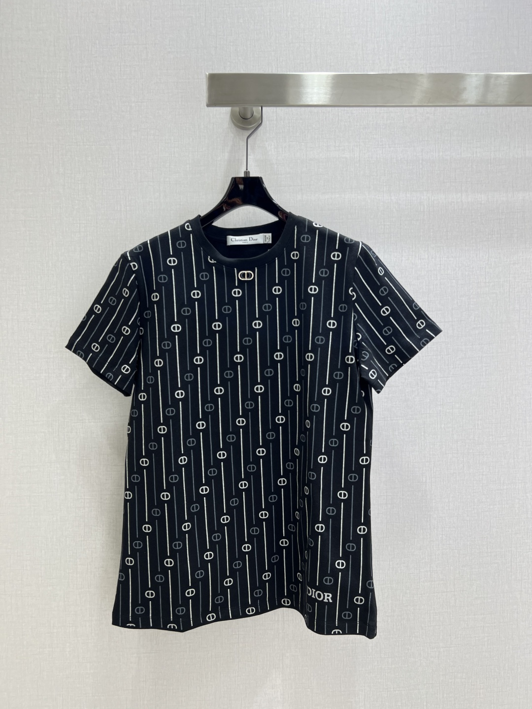 NO:562713,Highly recommended DIO*2025 new autumn and winter round neck printed short-sleeved T-shirt. Customized YB twill cotton material, breathable and comfortable, full of texture. Regular short-sleeved T-shirt cut, highlighting the brand style. Made of heavyweight pure cotton, slightly stretchy, showing a slimming visual effect. The neckline is wrapped with threads, and the whole body is printed with vertical stripe logo printing design highlights. It is fashionable and stylish, and it is stylish when worn alone or worn inside. Two colors SML code  High quality ABC,,dior,T-shirt,tees,t-shirt,alexander wang19860909强烈推荐 DIO*2025秋冬新款 圆领印花短袖T恤 定制YB斜纹全棉材质,透气舒适,质感十足,常规短袖T恤裁剪,凸显品牌格调,采用克重纯棉制成,略带有弹力,呈现显瘦视觉效果.领口以螺纹包边,大身满印竖列条纹徽标印花设计亮点,洋气时尚,单穿内搭都出彩时髦.两个色 SML码 高品质ABC,,dior,T-shirt,tees，t-shirt,alexander wang,Women's clothing