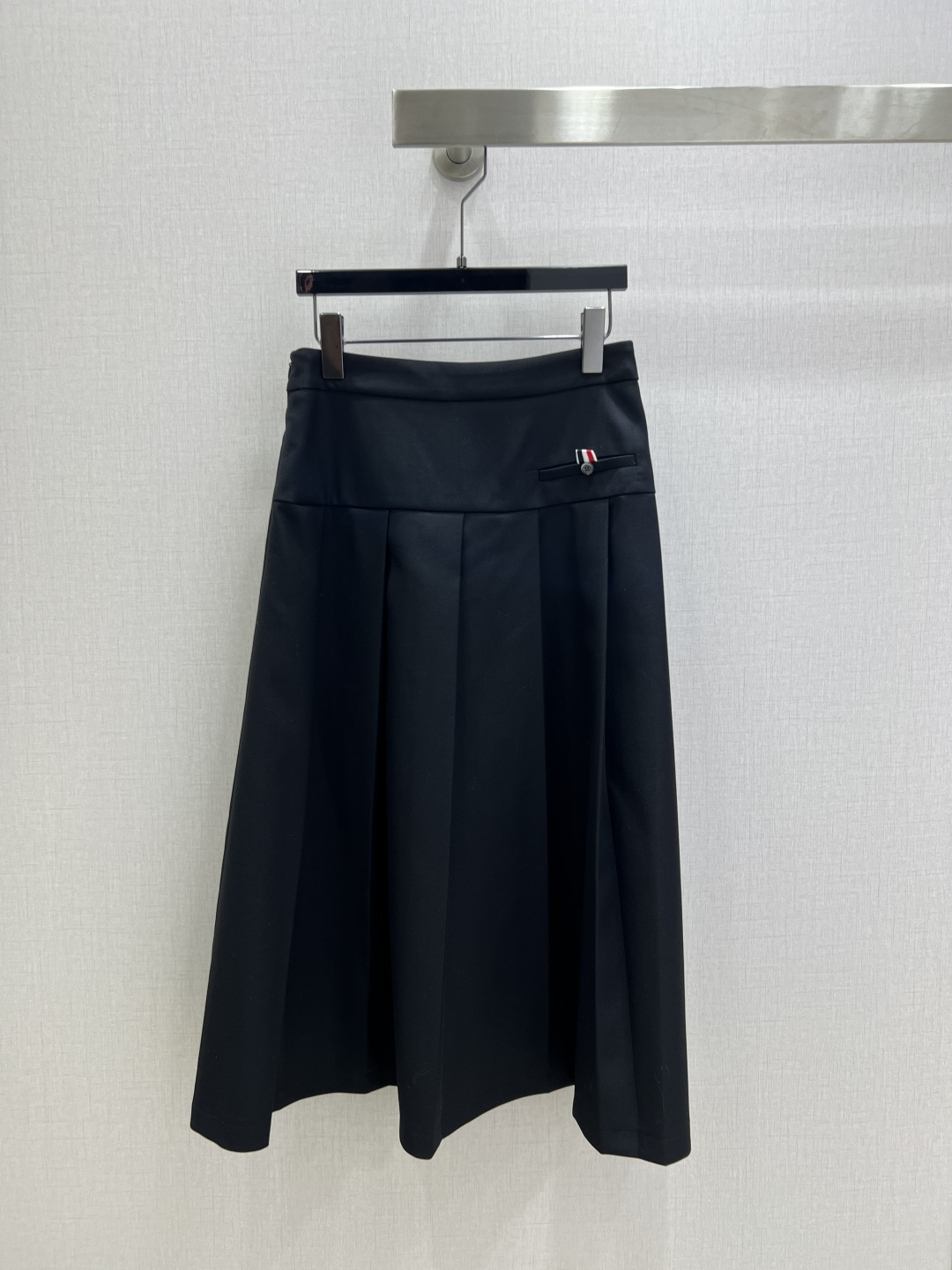 NO:563530,Highly recommended TB* 2025 autumn and winter new style, heavy preppy mid-length, heavy pleated texture, super good skirt, three colors, SMLXL code, high quality ABC1,,skirts,alexander wang19860909强烈推荐 TB* 2025秋冬新款 重磅学院风中长款重工压褶质感超好半身裙 三个色 SMLXL码 高品质ABC1,,skirts,alexander wang,Women's clothing