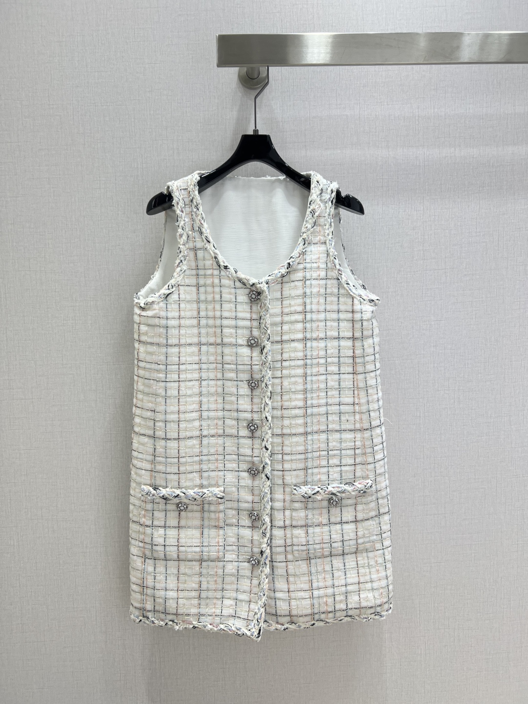 NO:565745,Highly recommended CHA*2025 new autumn and winter tweed vest dress. High-end custom tweed woven fabric. U-neck single-breasted design. The weaving of this piece is super exquisite. Super gentle color. Customized unique crystal buttons. The upper body is full of nobility. One color SML code. High quality ABC, skirts, alexander wang19860909强烈推荐 CHA*2025秋冬新款 粗花呢背心连衣裙 高级定制粗花呢编织面料 U领单排扣设计 这件的编织超级精致 超级温柔的颜色 定制独特的水晶纽扣 上身贵气感十足 一个色 SML码 高品质ABC,,skirts,alexander wang,Women's clothing