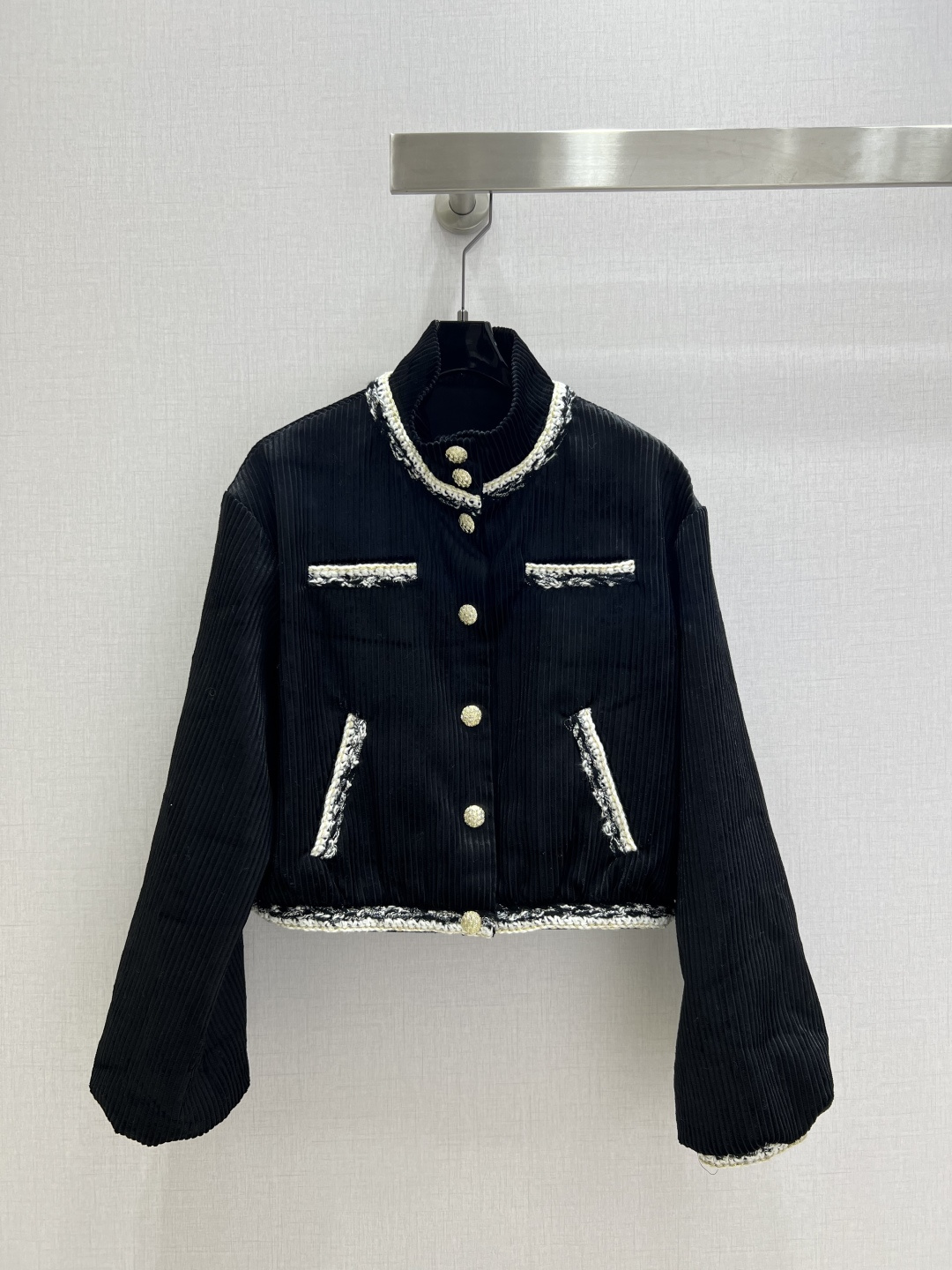 NO:565773,Highly recommended CHA*2025 new autumn and winter vertical strip corduroy jacket. Classic black vertical strip corduroy as the base. It is neatly cut and fits the body shape. It has the lazy texture of the retro era. The tweed piping instantly jumps to the luxurious dimension - the black and white gold interlaced selvedge. The pocket edges and cuffs are meandering along the body contour. The stand-up collar single-breasted side pocket design. The gold metal buttons are low-key and highlight the brand characteristics. One color SML code. High quality ABC,,jackets &  coats,alexander wang19860909强烈推荐 CHA*2025秋冬新款 竖条灯芯绒外套 经典黑色竖条灯芯绒为基底 剪裁利落贴合身形 自带复古年代的慵懒质感 粗花呢滚边瞬间跃升奢雅维度——黑白金交织的织边 沿着衣身轮廓口袋边缘与袖口蜿蜒 立领单排扣侧口袋设计 金色金属纽扣低调又彰显品牌特性 一个色 SML码 高品质ABC,,jackets & coats,alexander wang,Women's clothing