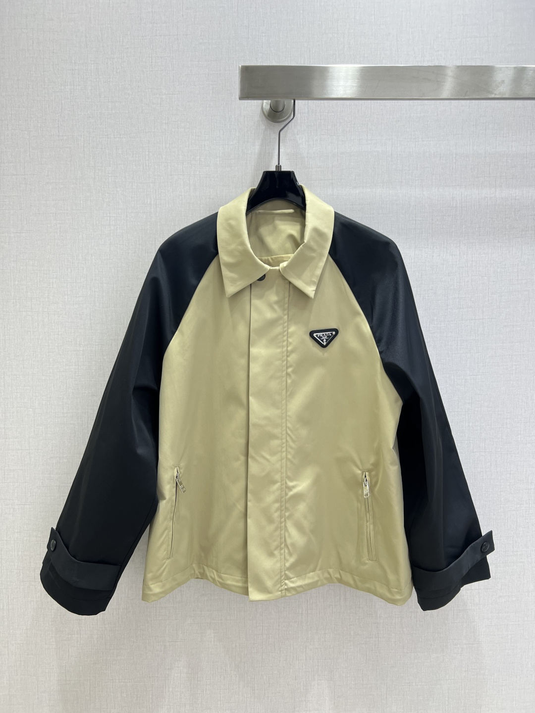 NO:565742,Highly recommended PRA* 2025 new autumn and winter style, contrasting lapel jacket, extremely fashionable, advanced custom triangle logo exclusive logo, Juejuezi's spliced ​​fabric, casual and easy!  Not only is the color beautiful, the texture is also great!  Exquisite and fashionable, one color SML code, high quality ABC, prada, jackets & coats, alexander wang19860909强烈推荐 PRA*2025秋冬新款 撞色翻领外套 时髦度爆棚 高级定制三角标专属Logo 绝绝子的拼接面料 随性洒脱！不旦颜色美,质感也敲好！精致又时尚 一个色 SML码 高品质ABC,,prada,jackets & coats,alexander wang,Women's clothing