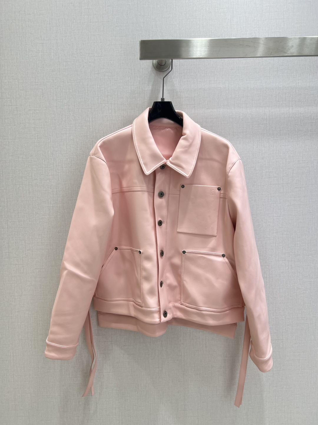 NO:565778,Highly recommended LOE*2025 new autumn and winter lapel pocket jacket PU leather jacket, fashionable and handsome, high-end production!  Very unique taste and personality, classic version design, simple and elegant, unique craftsmanship, more refined and delicate, one color SML code, high quality ABC,,loewe,jackets & coats,alexander wang19860909强烈推荐 LOE*2025秋冬新款 翻领口袋外套 PU皮外套 时尚帅气 高版出品！很独特的品味与个性经典款版型设计 简洁而优雅 独特的工艺 多了一份精致与细腻 一个色 SML码 高品质ABC,,loewe,jackets & coats,alexander wang,Women's clothing