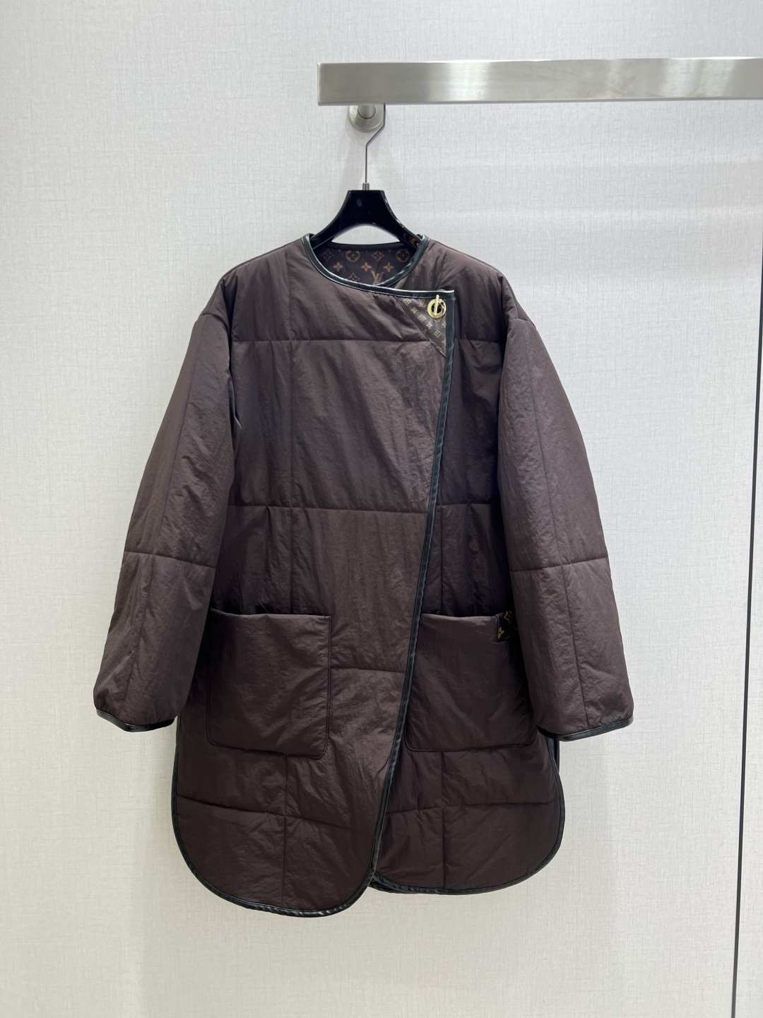 NO:565780,Highly recommended LV*2025 new autumn and winter round neck slanted placket mid-length cotton jacket  Customized YB windproof and waterproof nylon material, down cotton filled lining, the whole piece is light and warm, plain round neck slanted placket, lined with four-leaf clover letter logo, perforated front placket design at the clavicle, leather wrapped front placket edge, with leather presbyopia logo, fashionable and windproof, windproof and cold-proof, side slits outline the silhouette to increase the sense of style, double side pocket shape, practical and convenient, relaxed and stylish upper body. One color SMLXL code High quality ABC, Louis  vuitton,jackets & coats,down jacket,alexander wang19860909强烈推荐 LV*2025秋冬新款 圆领斜襟中长棉服外套 定制YB防风防水尼龙材质,羽绒棉填充内里,整件轻盈保暖,素色圆领斜襟,内衬满铺四叶草字母徽标,锁骨处前襟穿孔设计,皮质包裹前襟包边,配合皮革老花标识,时尚有型又防风御寒,侧开衩勾勒廓形增加造型感,双侧口袋造型,实用便捷,上身松弛洋气.一个色 SMLXL码 高品质ABC,,louis vuitton,jackets & coats,down jacket,alexander wang,Women's clothing