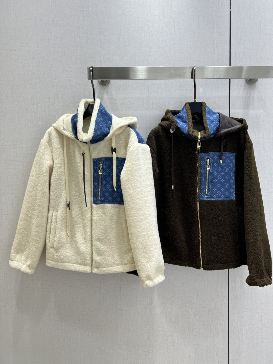 NO:565847,Highly recommended LV*2025 new autumn and winter hooded teddy lamb jacket  Customized YB Teddy sherpa jacquard denim material with sufficient wool, windproof and cold-proof, light to put on and take off, hooded plush zipper jacket cut, outer layer of sherpa material with obvious grain, thick and warm, iconic denim four-leaf clover letter jacquard pocket on the chest and zipper buckle highlight the brand style, add advanced color, suitable for more wearing occasions and personal style, regular loose version, fashionable and inclusive, versatile in autumn and winter. High-end texture, you will not regret buying a warm winter jacket. Two colors SML code  High quality AB,,louis vuitton,jackets & coats,hats,alexander wang19860909强烈推荐 LV*2025秋冬新款 连帽泰迪羊羔外套 定制YB泰迪羊羔绒提花牛仔材质,毛量充足,防风御寒,轻便穿脱,连帽毛绒拉链外套剪裁,外层颗粒明显羊羔绒材质,厚实保暖,胸前标志性牛仔四叶草字母提花口袋和拉链扣彰显品牌格调,增添高级色彩,适配更多穿搭场合和个人风格,常规宽松版型,时尚包容,秋冬百搭好物.质感高级,入手不悔暖冬外套.两个色 SML码 高品质AB,,louis vuitton,jackets & coats,hats,alexander wang,Women's clothing