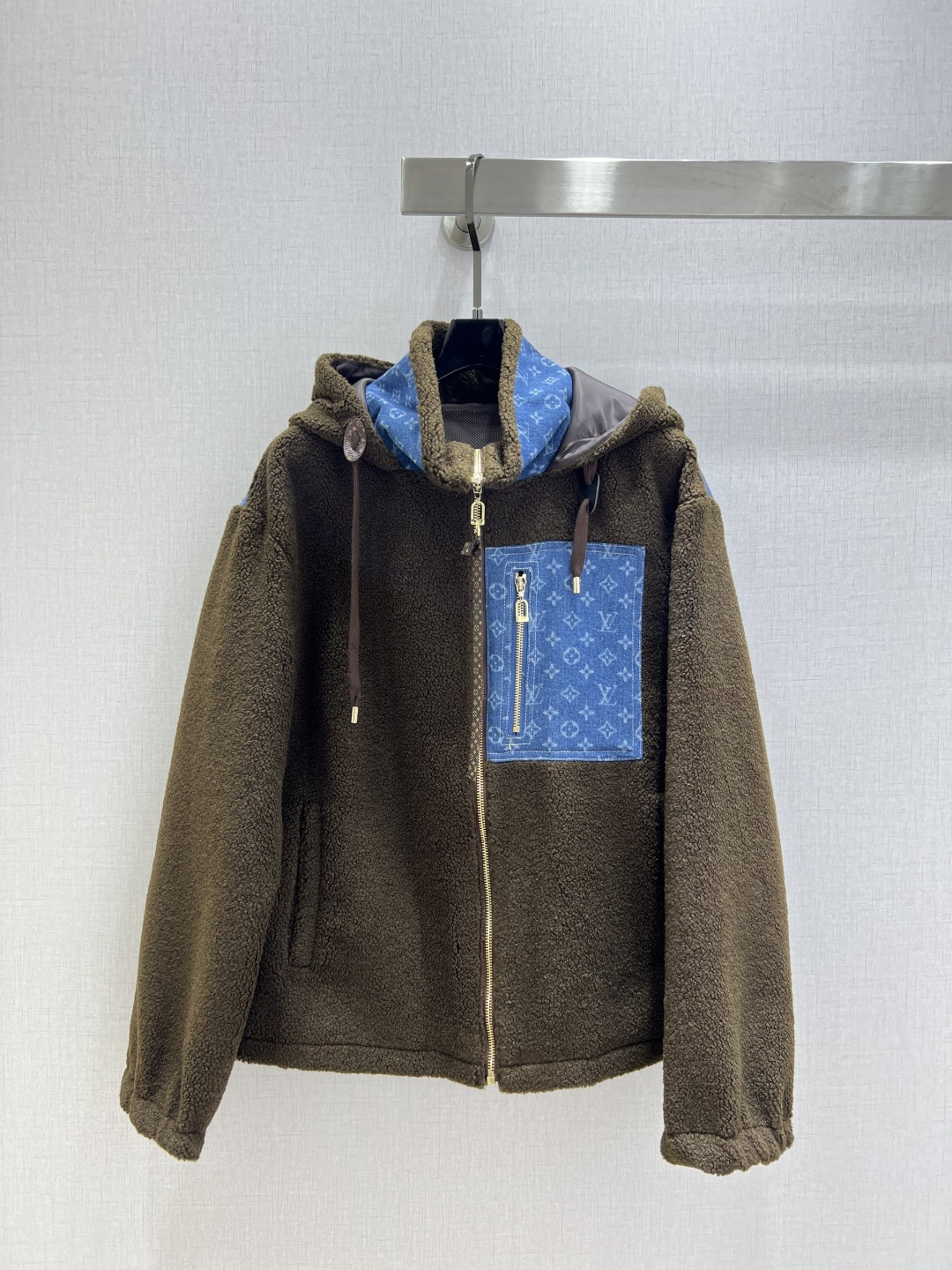 NO:565839,Highly recommended LV*2025 new autumn and winter hooded teddy lamb jacket  Customized YB Teddy sherpa jacquard denim material with sufficient wool, windproof and cold-proof, light to put on and take off, hooded plush zipper jacket cut, outer layer of sherpa material with obvious grain, thick and warm, iconic denim four-leaf clover letter jacquard pocket on the chest and zipper buckle highlight the brand style, add advanced color, suitable for more wearing occasions and personal style, regular loose version, fashionable and inclusive, versatile in autumn and winter. High-end texture, you will not regret buying a warm winter jacket. Two colors SML code  High quality ABC,,louis vuitton,jackets & coats,hats,alexander wang19860909强烈推荐 LV*2025秋冬新款 连帽泰迪羊羔外套 定制YB泰迪羊羔绒提花牛仔材质,毛量充足,防风御寒,轻便穿脱,连帽毛绒拉链外套剪裁,外层颗粒明显羊羔绒材质,厚实保暖,胸前标志性牛仔四叶草字母提花口袋和拉链扣彰显品牌格调,增添高级色彩,适配更多穿搭场合和个人风格,常规宽松版型,时尚包容,秋冬百搭好物.质感高级,入手不悔暖冬外套.两个色 SML码 高品质ABC,,louis vuitton,jackets & coats,hats,alexander wang,Women's clothing