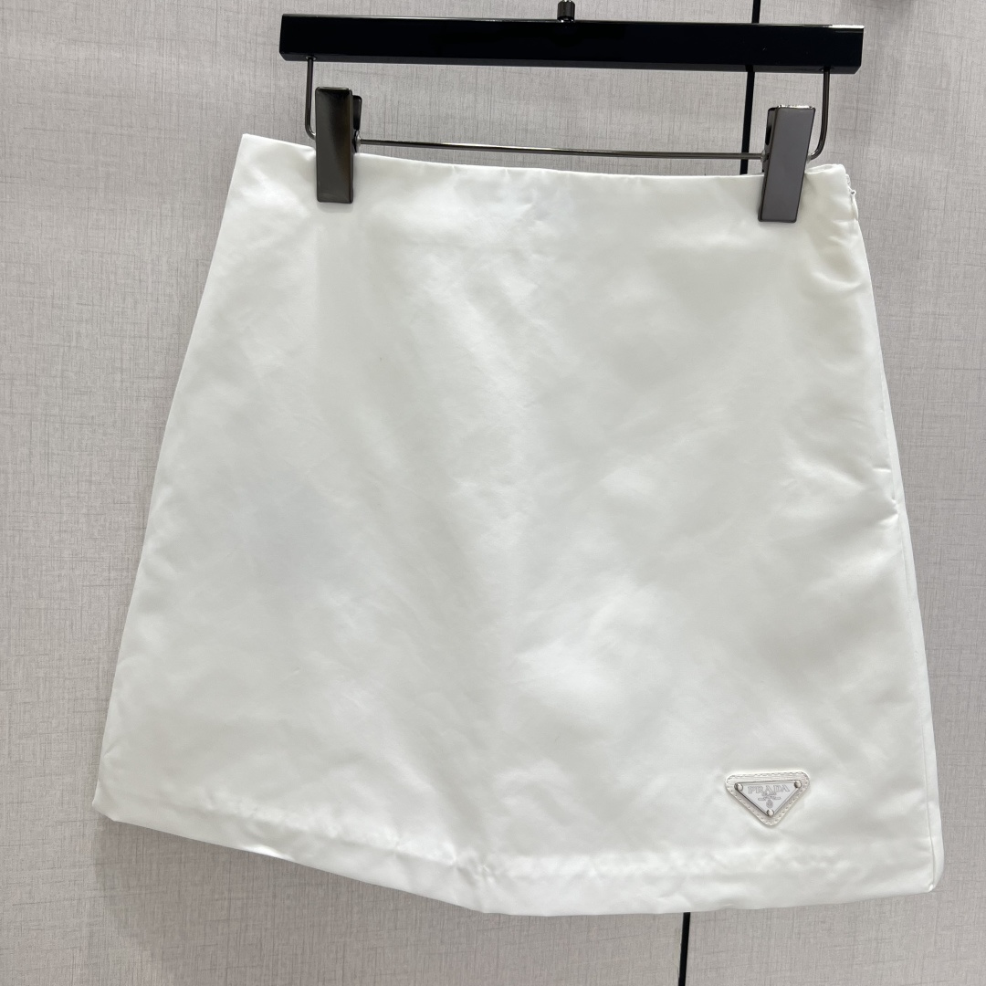 NO:565756,Highly recommended PRA* 2025 new autumn and winter style. Lapel quilted zipper jacket. quilted zipper skirt. Separate batches. Comfortable to the touch. Cotton lining. Fits the dual needs of comfort and fashion and can be integrated into every daily dressing scene. Only dry clean or hand wash/not machine washable. Two colors. SML code. High quality, prada, skirts, jackets & coats, alexander wang19860909强烈推荐 PRA*2025秋冬新款 翻领夹棉拉链外套夹棉拉链半裙 分开批 手感舒适 内里夹棉 贴合舒适与时髦的双需求能融入每个日常的穿搭场景中 只能干洗或者手洗/不可机洗两个色 SML码 高品,,prada,skirts,jackets & coats,alexander wang,Women's clothing