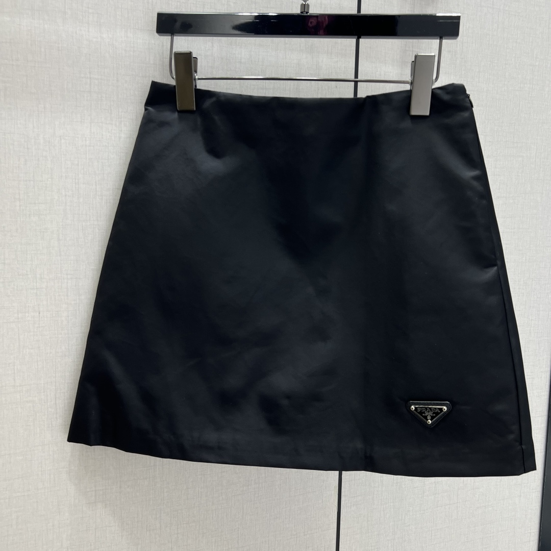 NO:565766,Highly recommended PRA* 2025 new autumn and winter style Lapel quilted zipper jacket quilted zipper skirt Separate batches Comfortable to the touch Cotton lining Fits the dual needs of comfort and fashion and can be integrated into every daily wear scene Only dry clean or hand wash/not machine washable Two colors SML code High quality appearance.,, prada, skirts, jackets & coats, alexander wang19860909强烈推荐 PRA*2025秋冬新款 翻领夹棉拉链外套夹棉拉链半裙 分开批 手感舒适 内里夹棉 贴合舒适与时髦的双需求能融入每个日常的穿搭场景中 只能干洗或者手洗/不可机洗两个色 SML码 高品质外.,,prada,skirts,jackets & coats,alexander wang,Women's clothing