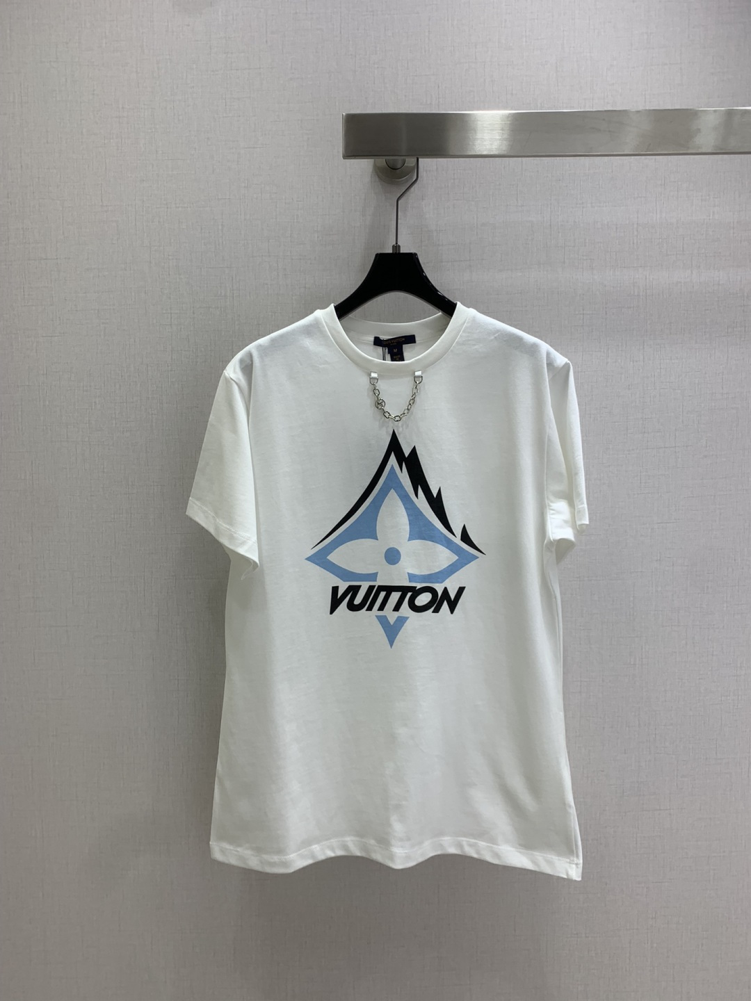 NO:565806,Highly recommended LV*2025 new autumn and winter contrasting printed short-sleeved T-shirt, exquisite version, slimming the upper body!  Customized latest letter printing technology, low-key luxury!  Fashionable must-have items to unlock all outfits!  Look for our quality!  The classic items are fashionable and high-end, and the classic styles are versatile and easy to match!  One color SML code high quality ABC,,louis vuitton,T-shirt,tees,t-shirt,alexander wang19860909强烈推荐 LV*2025秋冬新款 撞色印花短袖T恤 精致版型上身巨显瘦！定制最新字母印花工艺 低调奢华！时髦精必备单品解锁所有穿搭！认准我家品质！经典单品时髦又高级 经典版型百搭不挑人！一个色 SML码 高品质ABC,,louis vuitton,T-shirt,tees，t-shirt,alexander wang,Women's clothing