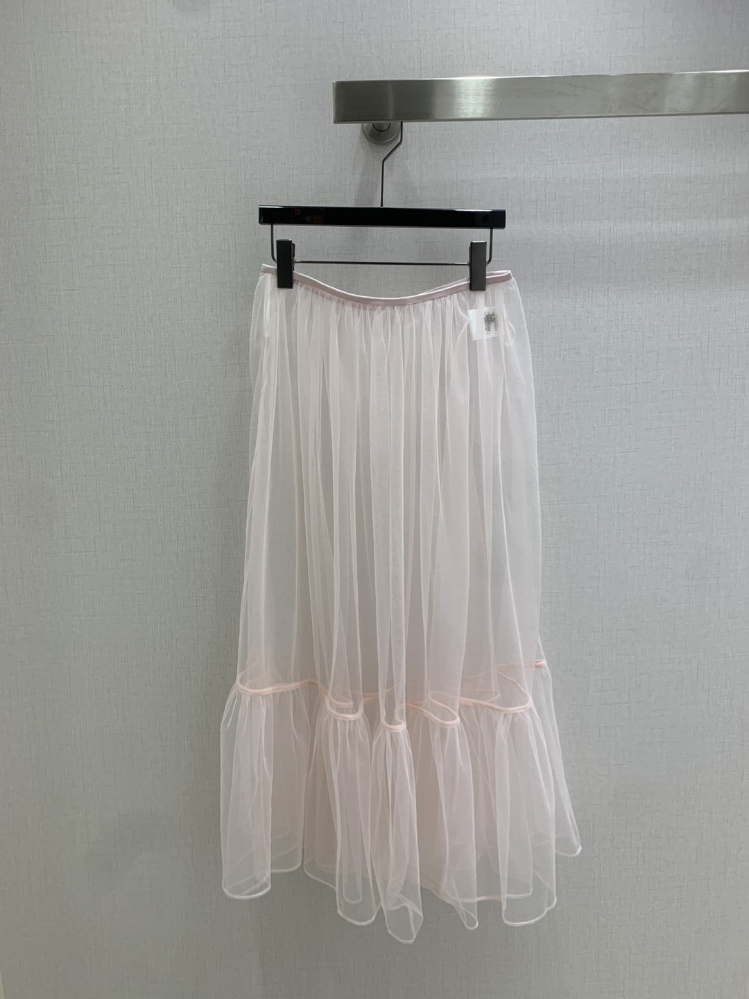 NO:565810,Highly recommended CHA*2025 Autumn and Winter New Style High-waisted mesh long skirt High-end custom-made gauze fabric Long gauze skirt version Sheer outer layer Covers the skirt more charmingly when moving Elastic elastic webbing around the waist outlines the curves To accommodate body proportions Make it easier to put on and take off Fashionable layering and matching skills Can be used for commuting and vacation A must-have and versatile wardrobe item Two colors SML code High-quality ABC, skirts, alexander wang19860909强烈推荐 CHA*2025秋冬新款 高腰网纱长半裙 高级定制纱质面料 长款纱裙版型 外层透纱覆盖 行动间更显裙摆风情迷人 腰间弹力松紧织带勾勒曲线 包容身材划分比例 穿脱更加方便 时尚叠穿搭配技巧 通勤度假都可驾驭 衣橱必备百搭单品 两个色 SML码 高品质ABC,,skirts,alexander wang,Women's clothing