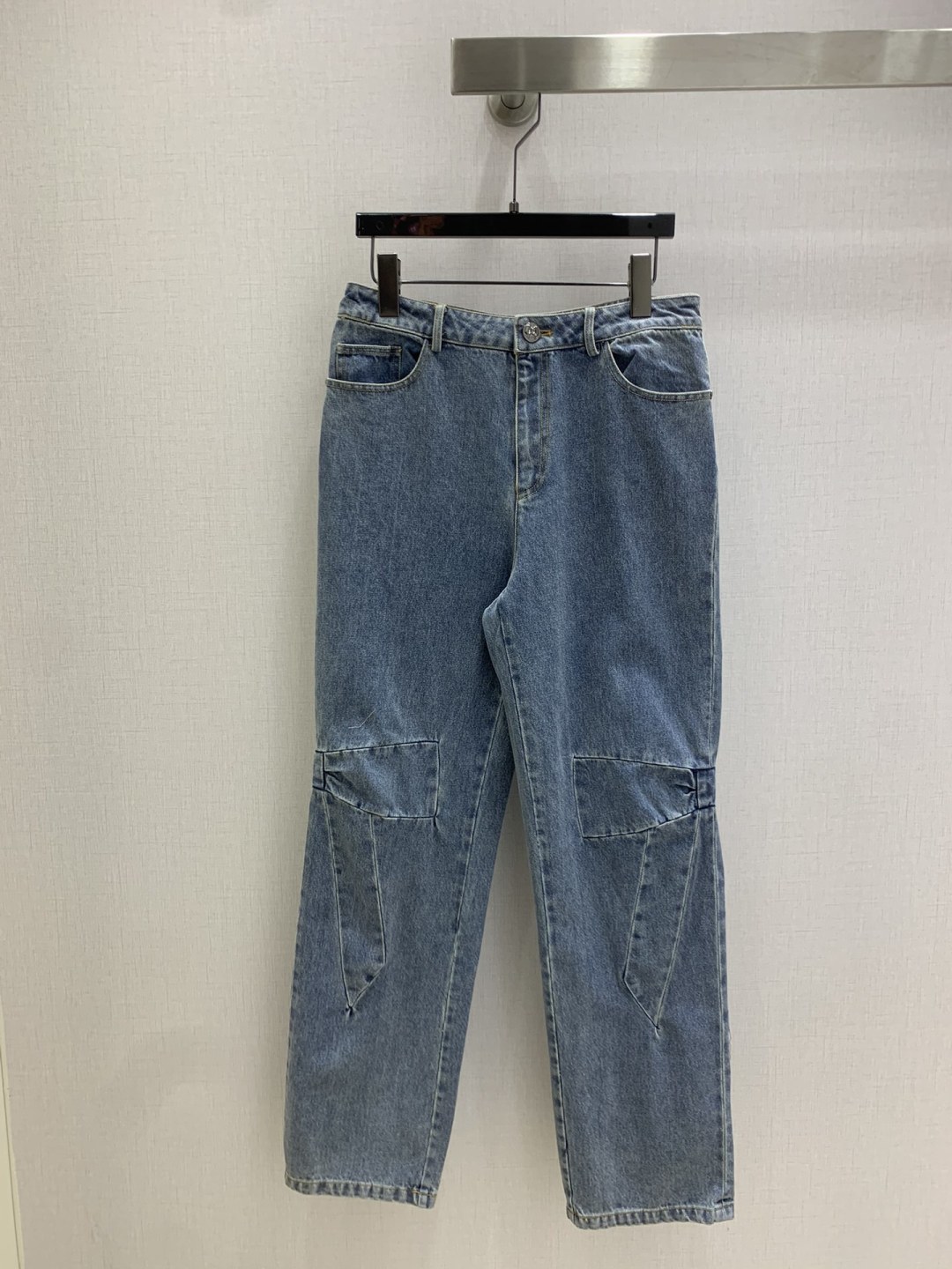 NO:565814,Highly recommended CHA* 2025 new autumn and winter bow denim straight trousers. A series of new denim denim waistcoat and skirt trousers. A series of super fashionable new denim denim waistcoat and skirt trousers. The upper body is cool and sassy when washed with personalized color. It is made of customized high-quality cotton washed denim fabric. The texture is fine and cotton-like. It is naturally muscular yet soft. The enzyme-washed color is a classic color that is not picky. Straight-leg trousers.  High quality ABC,,skirts,alexander wang19860909强烈推荐 CHA*2025秋冬新款 蝴蝶结牛仔直筒长裤 超时髦一系列新款丹宁牛仔马甲半裙长裤 酵洗个性色调上身又酷又飒爽 采用定制高品质棉质水洗牛仔面料 纹理细腻棉感 自然既有筋骨感又不失柔软 酵洗色不挑人的经典色 直筒版型长裤 上身很显腿长 可一套上身超级帅气 一个色 SML码 高品质ABC,,skirts,alexander wang,Women's clothing