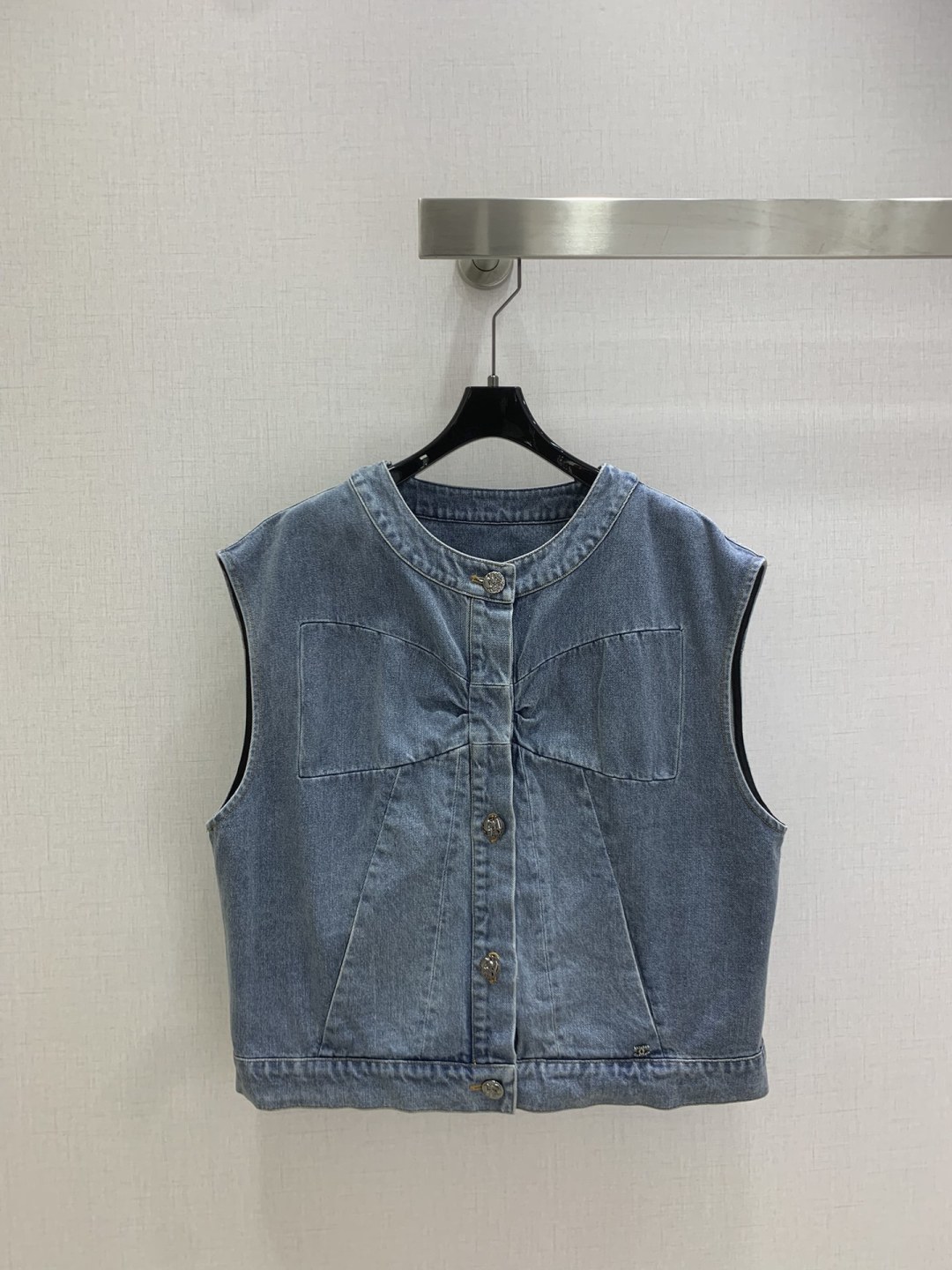 NO:565820,Highly recommended CHA*2025 new autumn and winter bow denim vest jacket bow denim skirt separate batch super fashionable new series of denim denim vest skirt trousers fermentation washed personalized color upper body is cool and sassy. Made of customized high-quality cotton washed denim fabric with fine texture and cotton feel. It is naturally muscular yet soft. The fermentation washed color is not picky and classic color.  One color SML code high quality horses,skirts,jackets & coats,alexander wang19860909强烈推荐 CHA*2025秋冬新款 蝴蝶结牛仔马甲外套蝴蝶结牛仔半裙 分开批 超时髦一系列新款丹宁牛仔马甲半裙长裤 酵洗个性色调上身又酷又飒爽 采用定制高品质棉质水洗牛仔面料 纹理细腻棉感 自然既有筋骨感又不失柔软 酵洗色不挑人的经典色 直筒版型长裤 上身很显腿长 可一套上身超级帅气 一个色 SML码 高品质马,,skirts,jackets & coats,alexander wang,Women's clothing