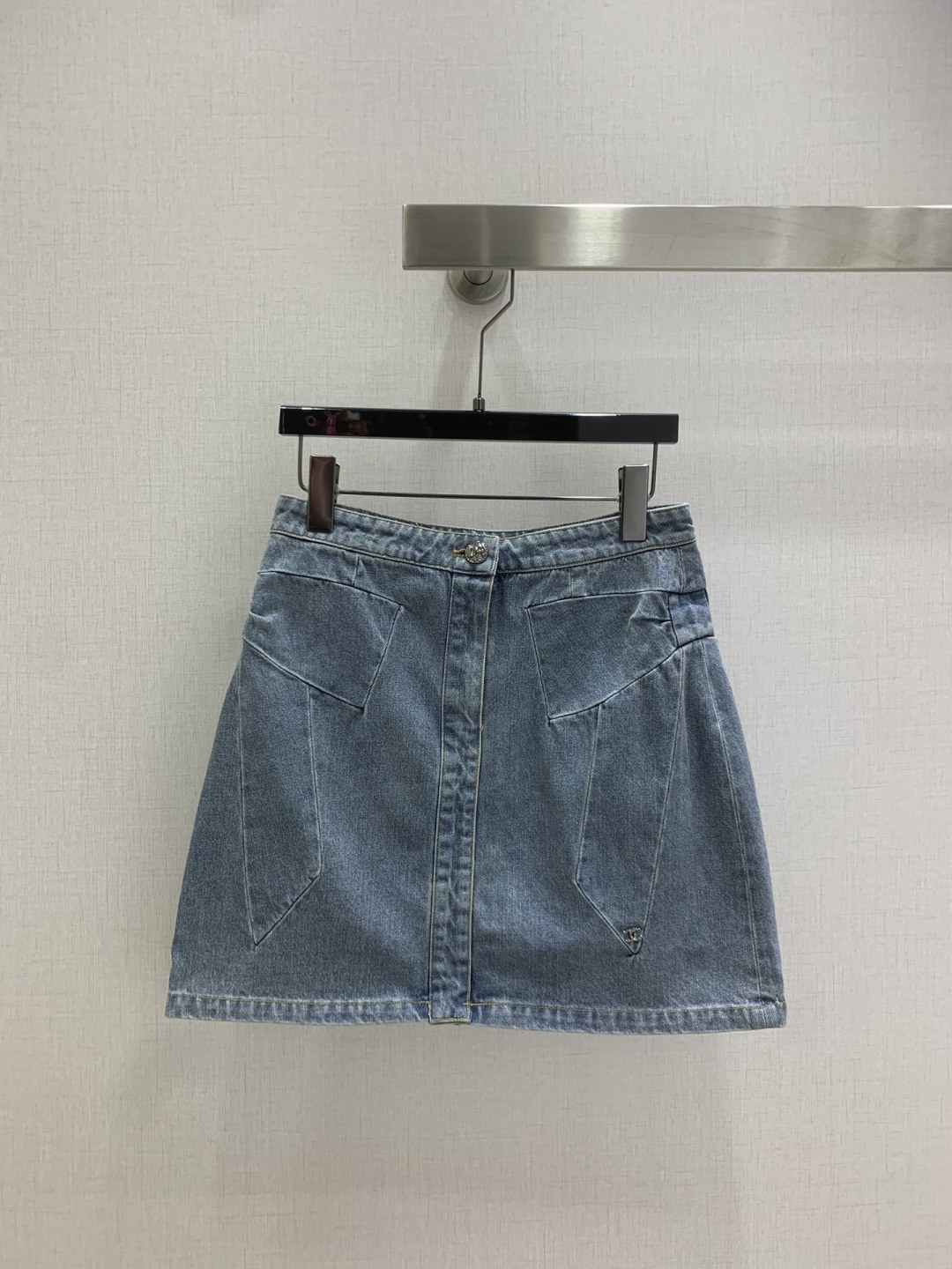 NO:565817,Highly recommended CHA*2025 new autumn and winter bow denim vest jacket bow denim skirt separate batch super fashionable new series of denim denim vest skirt trousers fermentation washed personalized color upper body is cool and sassy. Made of customized high-quality cotton washed denim fabric with fine texture and cotton feel. It is naturally muscular yet soft. The fermentation washed color is not picky and classic color.  One color SML code high quality,skirts,jackets & coats,alexander wang19860909强烈推荐 CHA*2025秋冬新款 蝴蝶结牛仔马甲外套蝴蝶结牛仔半裙 分开批 超时髦一系列新款丹宁牛仔马甲半裙长裤 酵洗个性色调上身又酷又飒爽 采用定制高品质棉质水洗牛仔面料 纹理细腻棉感 自然既有筋骨感又不失柔软 酵洗色不挑人的经典色 直筒版型长裤 上身很显腿长 可一套上身超级帅气 一个色 SML码 高品,,skirts,jackets & coats,alexander wang,Women's clothing