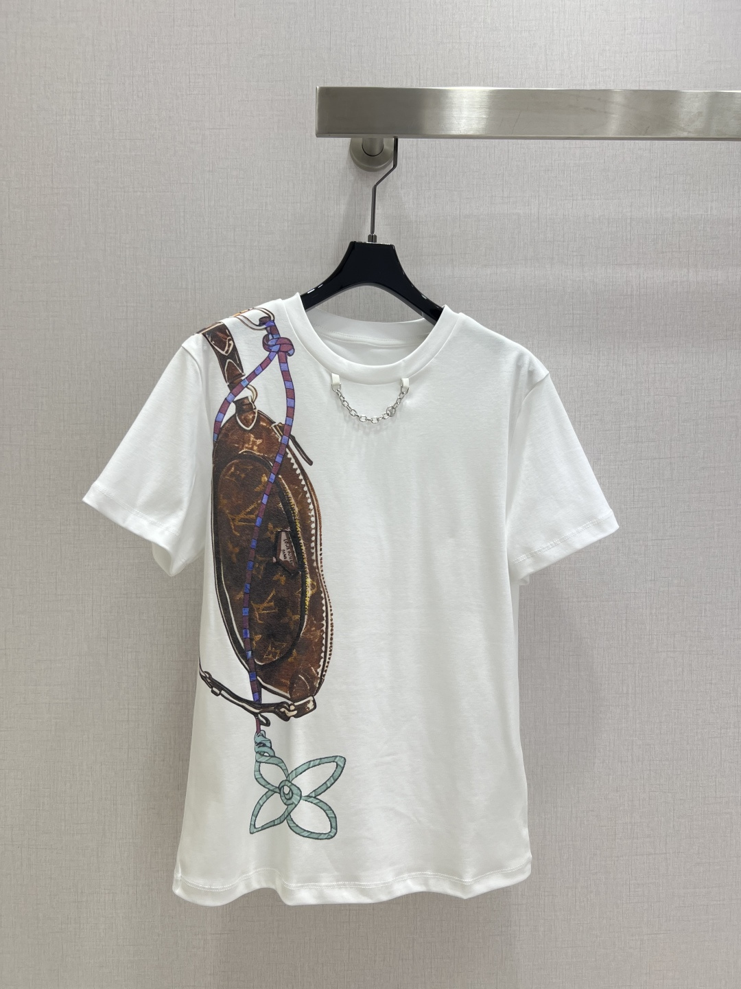 NO:567853,Highly recommended LV*2025 new autumn and winter round neck chain waist bag pattern short-sleeved T-shirt. Customized YB native cotton material. Breathable and comfortable. Full texture. Oversized loose T-shirt cut highlights the brand style. Made of heavyweight pure cotton. Slightly stretchy. Presents a slimming visual effect. Waist bag letter logo decoration. Floral style casual and free. Shows high-end style. Stunning and fashionable when worn alone. One color SML code. High quality ABC,,louis  vuitton,versace,T-shirt,tees,t-shirt,alexander wang19860909强烈推荐 LV*2025秋冬新款 圆领链条腰包图案短袖T恤 定制YB原生全棉材质 透气舒适 质感十足 廓形oversized宽松T恤裁剪 凸显品牌格调 采用克重纯棉制成 略带有弹力 呈现显瘦视觉效果 腰包字母徽标装饰 花体风格随性自由 彰显高级格调 单穿内搭都出彩时髦 一个色 SML码 高品质ABC,,louis vuitton,versace,T-shirt,tees，t-shirt,alexander wang,Women's clothing