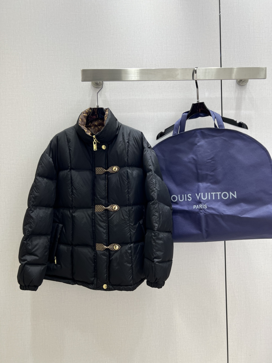 NO:567872,Comes with dust bag, highly recommended LV*2025 new autumn and winter presbyopia down jacket, 90 duck down, full of overall warmth, regular down jacket, casual and fashionable, perfect embellishment with classic logo, comes with dust bag, two colors SML code, high quality ABC, Louis Vuitton, jackets & coats, down jacket, alexander wang19860909配防尘袋强烈推荐 LV*2025秋冬新款 老花羽绒外套 90鸭绒 整体保暖效果拉满,常规款羽绒服 休闲时尚,经典logo完美点缀 配防尘袋 两个色 SML码 高品质ABC,,louis vuitton,jackets & coats,down jacket,alexander wang,Women's clothing
