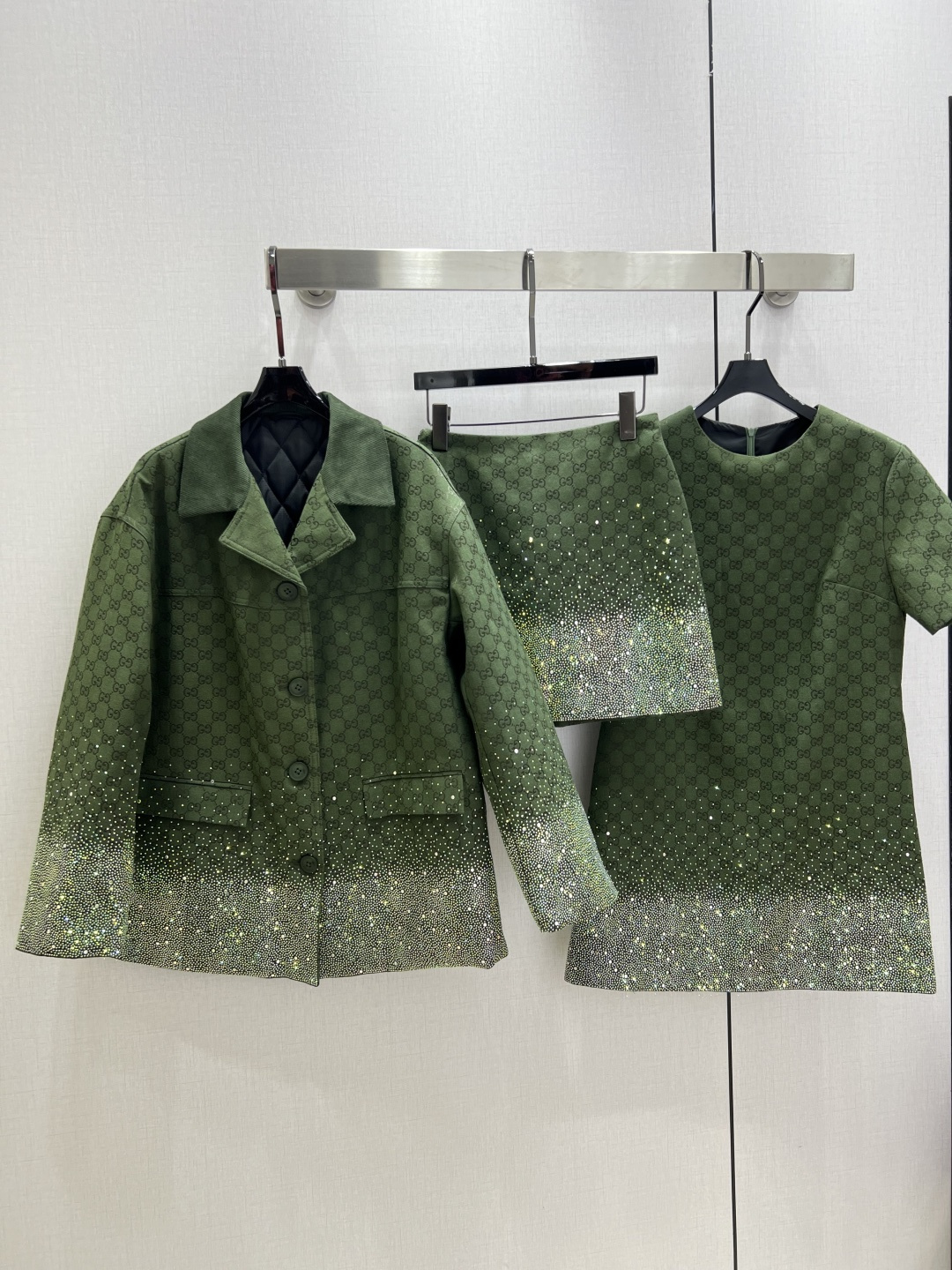 NO:567870,Highly recommended GUC*2025 new autumn and winter heavy-duty hot-drilled jacquard blazer. High-end handmade workshop series. Very high-end imported high-density texture. Full-body jacquard fabric. Look carefully at the details. The most distinctive heavy-duty hot-drilled upper body is very sassy. Clean and classy. Improves temperament~~completely follows the level of haute couture. Can't help but love it. A must-have item for temperament MM. Two colors SML code. High quality ABC, gucci, jackets & coats, business suit, alexander wang19860909强烈推荐 GUC*2025秋冬新款 重工烫钻提花西装外套 高级手工坊系列款 非常高级的进口高密度质地 满身提花面料 仔细看细节最具特色重工烫钻 上身非常飒 干净有品 提气质~~完全按照高定成衣水准 无法不爱 气质MM必入单品 两个色 SML码 高品质ABC,,gucci,jackets & coats,business suit,alexander wang,Women's clothing