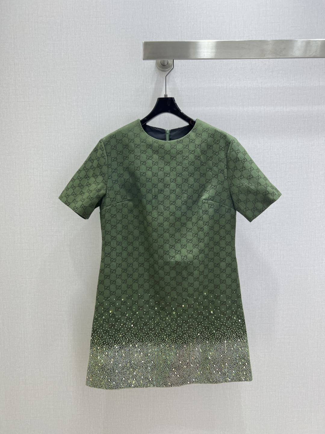 NO:567855,Highly recommended GUC*2025 new autumn and winter heavy-duty hot-drilled jacquard dress. High-end handmade workshop series. Very high-end imported high-density texture. Full-body jacquard fabric. Look carefully at the details. The most distinctive heavy-duty hot-drilled upper body. The upper body is very sassy. Clean and classy. It enhances the temperament. It is completely in accordance with the high-end ready-to-wear standards. It is impossible not to love it. A must-have item for temperament MM. Two colors. SML code. High quality ABC, gucci, skirts, alexander wang.19860909强烈推荐 GUC*2025秋冬新款 重工烫钻提花连衣裙 高级手工坊系列款 非常高级的进口高密度质地 满身提花面料 仔细看细节最具特色重工烫钻 上身非常飒 干净有品 提气质~~完全按照高定成衣水准 无法不爱 气质MM必入单品 两个色 SML码 高品质ABC,,gucci,skirts,alexander wang,Women's clothing