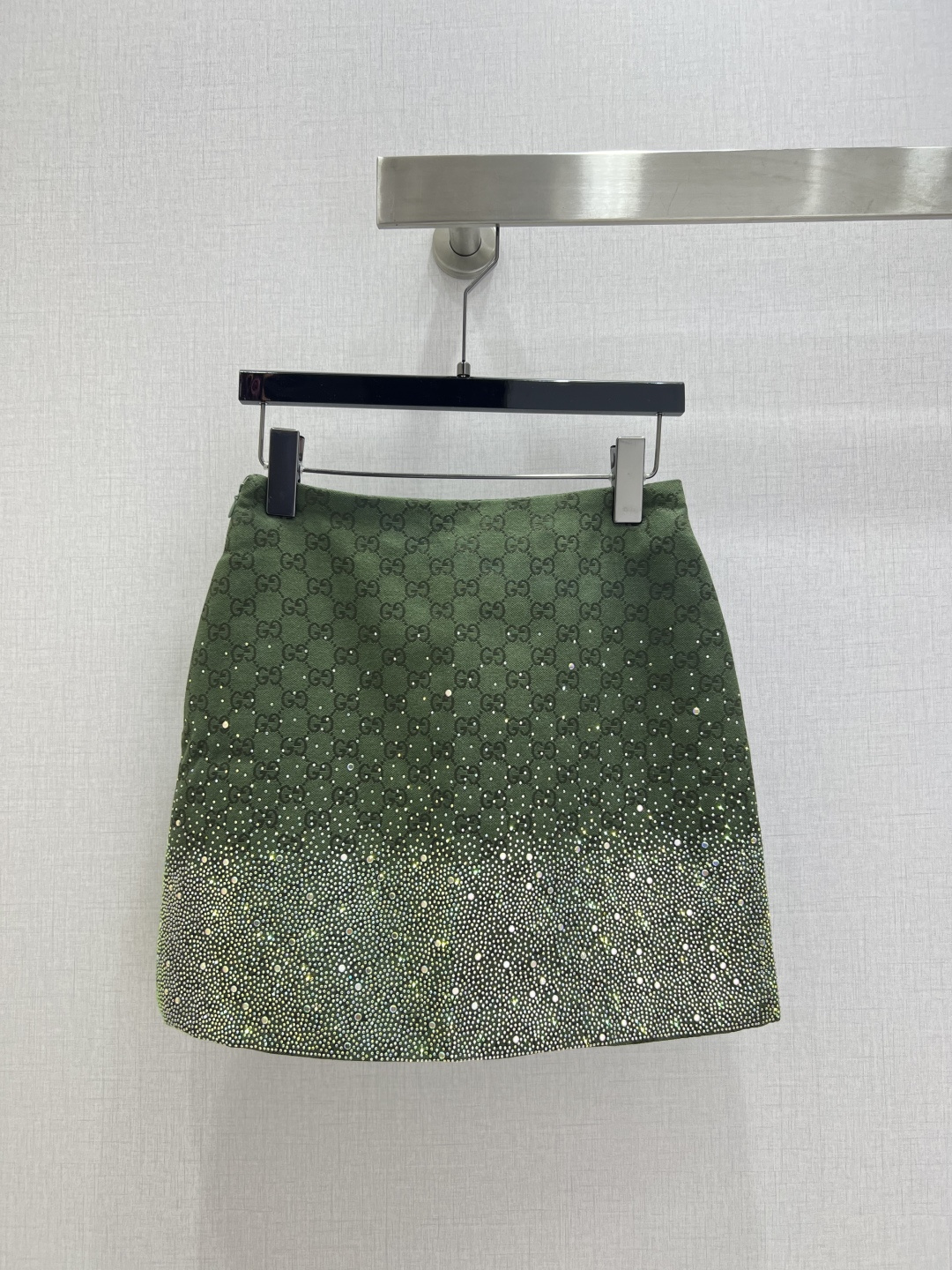 NO:567865,Highly recommended GUC* 2025 new autumn and winter style, heavy-duty hot-drilled jacquard skirt, high-end handmade workshop series, very high-end imported high-density texture, full-body jacquard fabric, look carefully at the details, the most distinctive heavy-duty hot-drilled, the upper body is very sassy, ​​clean and classy, ​​enhances temperament~~completely follows the level of high-end ready-to-wear. It is impossible not to love it. A must-have item for temperament MM. Two colors SML code. High quality ABC, gucci, skirts, alexander wang19860909强烈推荐 GUC*2025秋冬新款 重工烫钻提花半裙 高级手工坊系列款 非常高级的进口高密度质地 满身提花面料 仔细看细节最具特色重工烫钻 上身非常飒 干净有品 提气质~~完全按照高定成衣水准 无法不爱 气质MM必入单品 两个色 SML码 高品质ABC,,gucci,skirts,alexander wang,Women's clothing