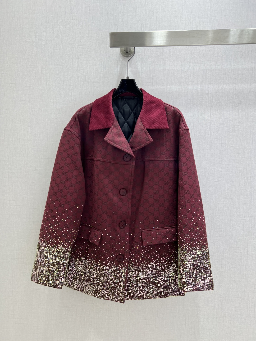 NO:567843,Highly recommended GUC*2025 new autumn and winter heavy-duty hot-drilled jacquard blazer. High-end handmade workshop series. Very high-end imported high-density texture. Full-body jacquard fabric. Look carefully at the details. The most distinctive heavy-duty hot-drilled upper body is very sassy. Clean and classy. Improves temperament~~completely follows the level of haute couture. Can't help but love it. A must-have item for temperament MM. Two colors SML code. High quality ABC, gucci, jackets & coats, business suit, alexander wang19860909强烈推荐 GUC*2025秋冬新款 重工烫钻提花西装外套 高级手工坊系列款 非常高级的进口高密度质地 满身提花面料 仔细看细节最具特色重工烫钻 上身非常飒 干净有品 提气质~~完全按照高定成衣水准 无法不爱 气质MM必入单品 两个色 SML码 高品质ABC,,gucci,jackets & coats,business suit,alexander wang,Women's clothing