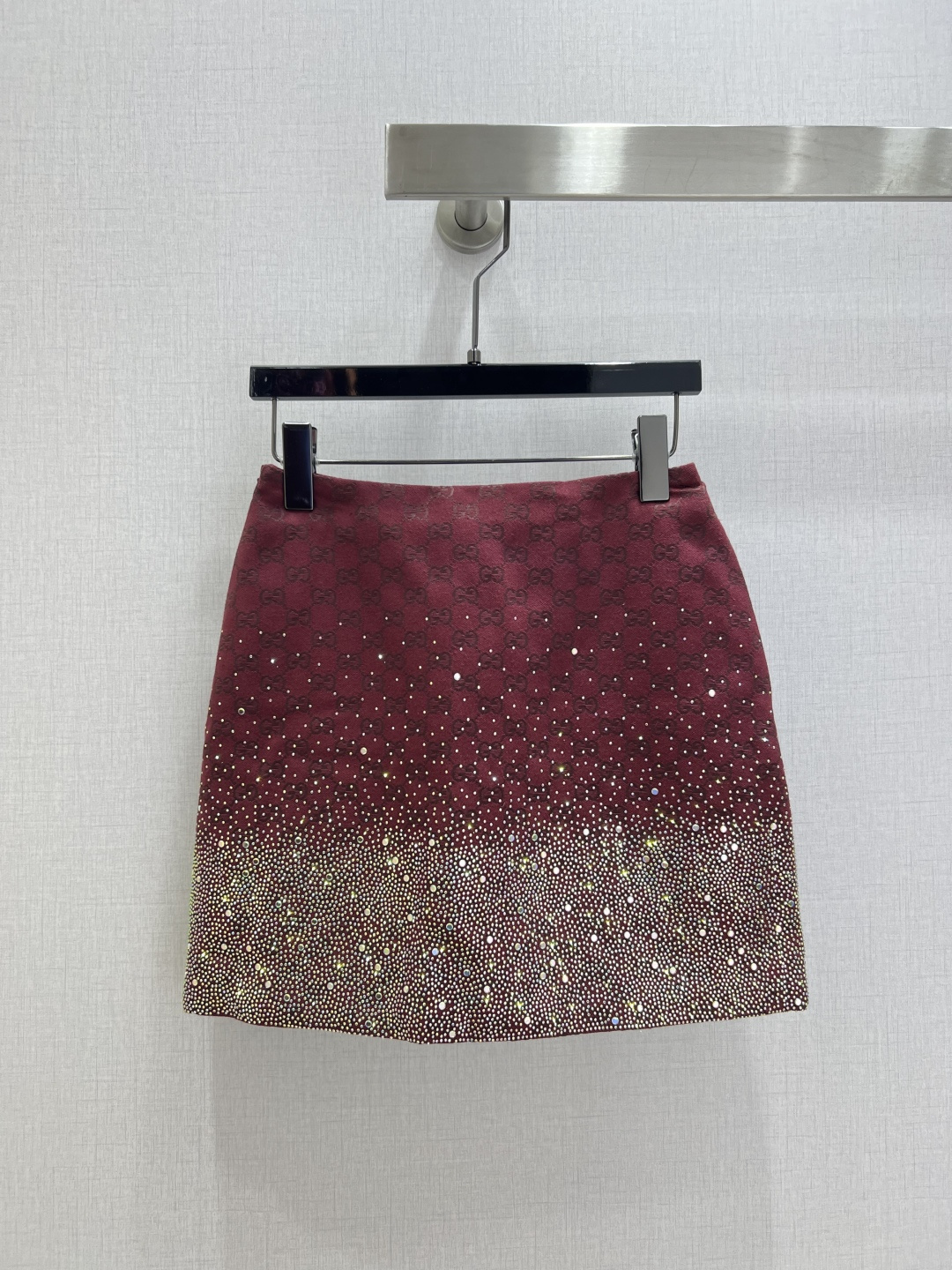 NO:567838,Highly recommended GUC* 2025 new autumn and winter style. Heavy-duty hot-drilled jacquard skirt. High-end handmade workshop series. Very high-end imported high-density texture. Full-body jacquard fabric. Look carefully at the details. The most distinctive heavy-duty hot-drilled upper body. The upper body is very sassy. Clean and classy. Improves temperament~~ Completely in accordance with the level of haute couture. Can't help but love it. A must-have item for temperament MM. Two colors SML code. High quality ABC, gucci, skirts, alexander wang19860909强烈推荐 GUC*2025秋冬新款 重工烫钻提花半裙 高级手工坊系列款 非常高级的进口高密度质地 满身提花面料 仔细看细节最具特色重工烫钻 上身非常飒 干净有品 提气质~~完全按照高定成衣水准 无法不爱 气质MM必入单品 两个色 SML码 高品质ABC,,gucci,skirts,alexander wang,Women's clothing