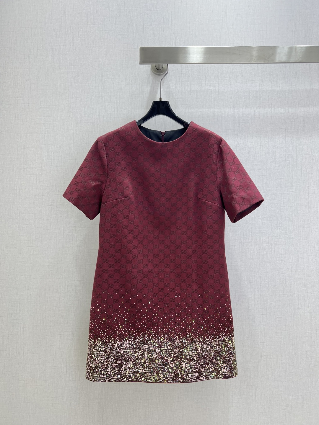 NO:567881,Highly recommended GUC*2025 new autumn and winter heavy-duty hot-drilled jacquard dress. High-end handmade workshop series. Very high-end imported high-density texture. Full-body jacquard fabric. Look carefully at the details. The most distinctive heavy-duty hot-drilled upper body. The upper body is very sassy. Clean and classy. It enhances the temperament. It is completely in accordance with the high-end ready-to-wear standards. It is impossible not to love it. A must-have item for temperament MM. Two colors. SML code. High quality ABC, gucci, skirts, alexander wang.19860909强烈推荐 GUC*2025秋冬新款 重工烫钻提花连衣裙 高级手工坊系列款 非常高级的进口高密度质地 满身提花面料 仔细看细节最具特色重工烫钻 上身非常飒 干净有品 提气质~~完全按照高定成衣水准 无法不爱 气质MM必入单品 两个色 SML码 高品质ABC,,gucci,skirts,alexander wang,Women's clothing