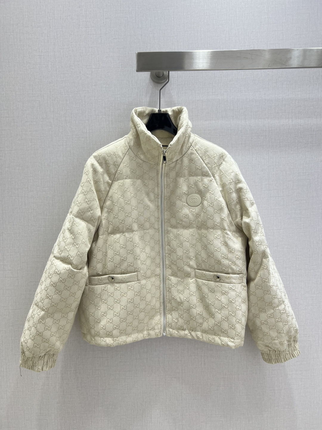 NO:567889,With dust bag, highly recommended GUC* 2025 new autumn and winter style, presbyopic pocket down jacket, filling 90 white goose down, very high-end imported high-density texture, jacquard fabric, look at the details carefully, the most distinctive 1:1 high-grade material, the upper body is very sassy, clean and classy, improves temperament~~ completely follows the high-end ready-to-wear standards. Fall in love at first sight, a must-have item for temperament MM, two colors SML code, high quality AB,,gucci,jackets & coats,down jacket,alexander  wang19860909配防尘袋强烈推荐 GUC*2025秋冬新款 老花口袋羽绒外套 填充物90白鹅绒 非常高级的进口高密度质地 提花面料 仔细看细节 最具特色的1:1高级材质 上身非常飒 干净有品 提气质~~完全按照高定成衣水准 一眼爱上 气质MM必入单品 两个色 SML码 高品质AB,,gucci,jackets & coats,down jacket,alexander wang,Women's clothing