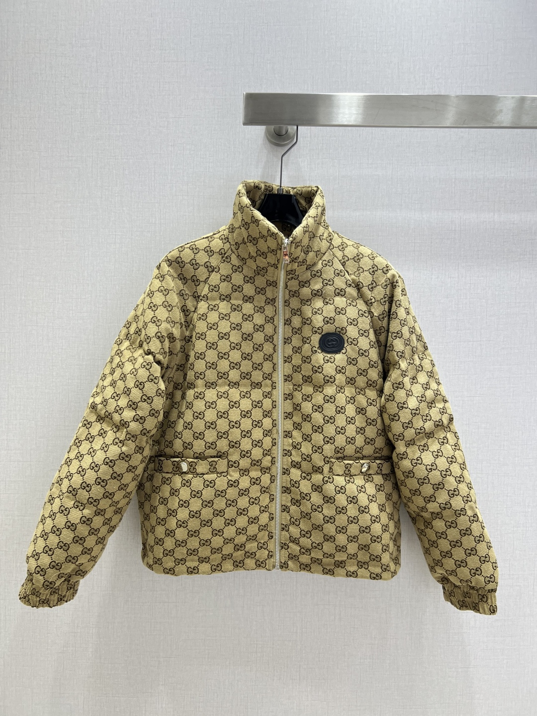 NO:567882,Comes with dust bag, highly recommended GUC* 2025 new style for autumn and winter. Presbyopic pocket down jacket. Filling 90 white goose down. Very high-end imported high-density texture. Jacquard fabric. Look carefully at the details. The most distinctive 1:1 high-end material. The upper body is very sassy. Clean and classy. Enhances temperament~~ Completely follows the level of high-end ready-to-wear. Fall in love at first sight. A must-have item for temperament MM. Two colors. SML code. High-quality ABC, gucci, jackets & coats, down jacket, alexander.  wang19860909配防尘袋强烈推荐 GUC*2025秋冬新款 老花口袋羽绒外套 填充物90白鹅绒 非常高级的进口高密度质地 提花面料 仔细看细节 最具特色的1:1高级材质 上身非常飒 干净有品 提气质~~完全按照高定成衣水准 一眼爱上 气质MM必入单品 两个色 SML码 高品质ABC,,gucci,jackets & coats,down jacket,alexander wang,Women's clothing