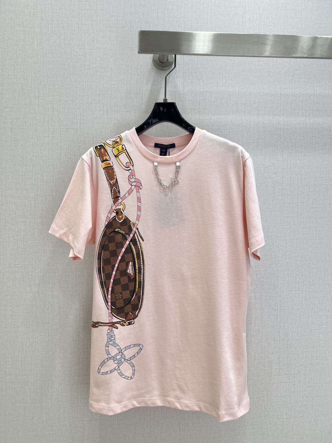 NO:568707,Highly recommended LV*2025 new autumn and winter chain round neck printed short-sleeved T-shirt  Customized YB twill cotton material, breathable and comfortable, full of texture, regular short-sleeved T-shirt cut, highlighting the brand style, made of heavyweight pure cotton, full of drape, showing a slimming visual effect. The whole body is pink and cute, and the printing process is used to restore the color on the chest.  The key colors create a three-dimensional outer outline of the hand-painted jacquard pattern, interspersed with four-leaf clover patterns. The style echoes the letter chain engraved on the neckline and extends to the back shoulder, making the fashion and high-end sense immediately appear, creating a fashionable and relaxed personality, and it is stylish when worn alone or worn inside. The two colors  SML code high quality ABC,,louis vuitton,T-shirt,tees,t-shirt,alexander wang19860909强烈推荐 LV*2025秋冬新款 链条圆领印花短袖T恤 定制YB斜纹全棉材质,透气舒适,质感十足,常规短袖T恤裁剪,凸显品牌格调,采用克重纯棉制成,垂坠感十足,呈现显瘦视觉效果.通体粉色可爱活泼,胸前利用印花工艺还原色彩,重点色打造手绘提花图样的皮包外轮廓立体感,穿插四叶草图案,风格与领口印刻字母链条呼应,延伸至后肩膀,让时尚高级感立刻显现,打造个性时髦松弛,单穿内搭都出彩时髦.两个色 SML码 高品质ABC,,louis vuitton,T-shirt,tees，t-shirt,alexander wang,Women's clothing